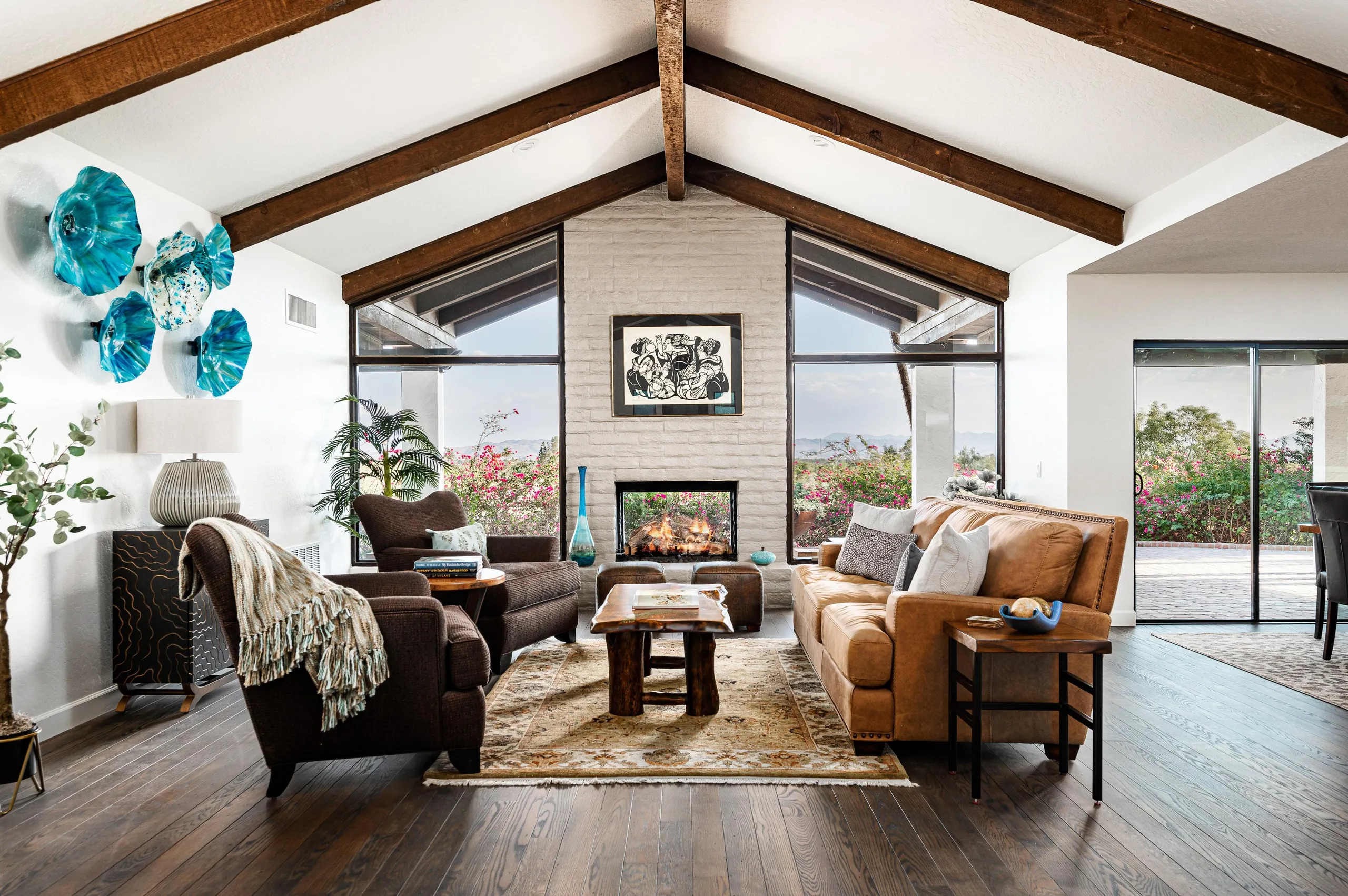 Sophisticated Mid-Century Villa with Private Pool, Hot Tub, and City Views — photograph 11