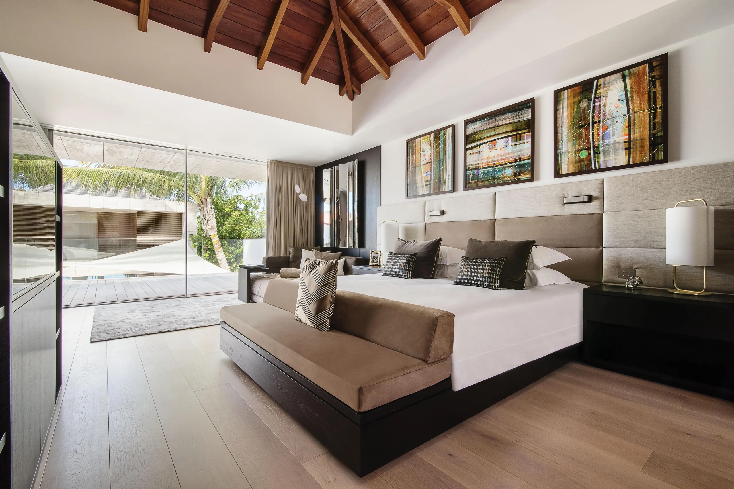 Brilliant Beachfront Villa with Infinity Pool and Home Cinema — photograph 9