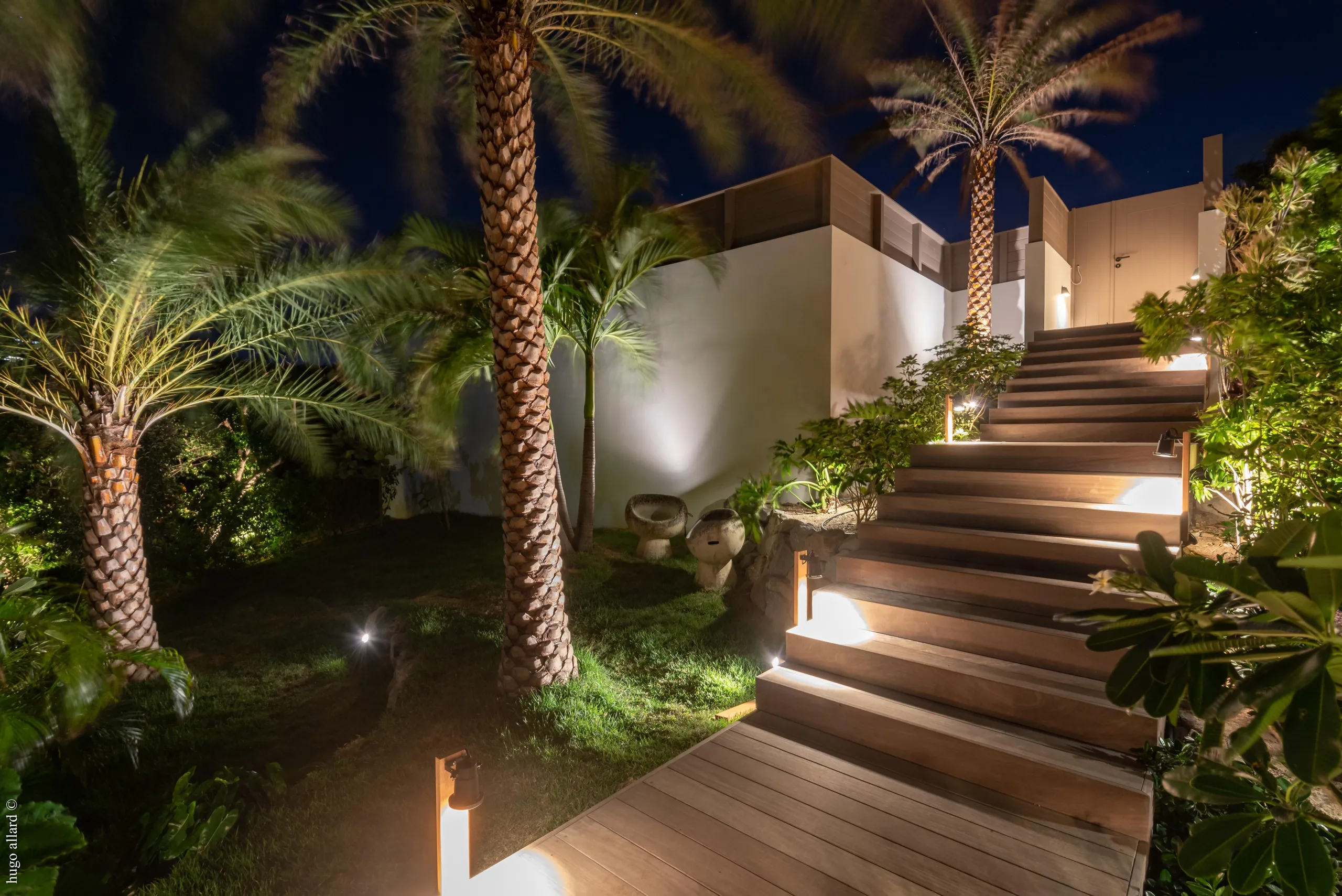 Glamorous Paradise Estate with Infinity Pool and Backyard Lounge — photograph 12