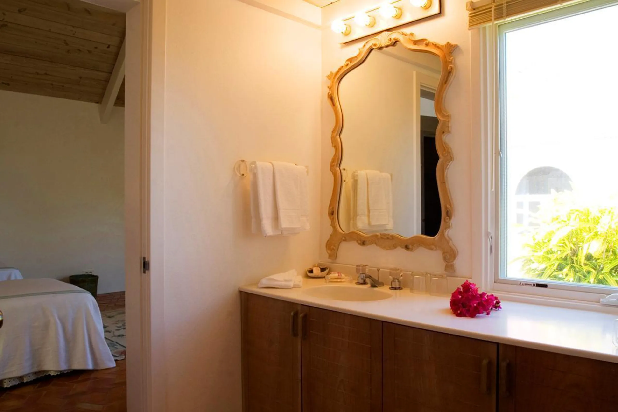Rejuvenating Seaview Villa with Private Pool and Walks to Beach — photograph 11