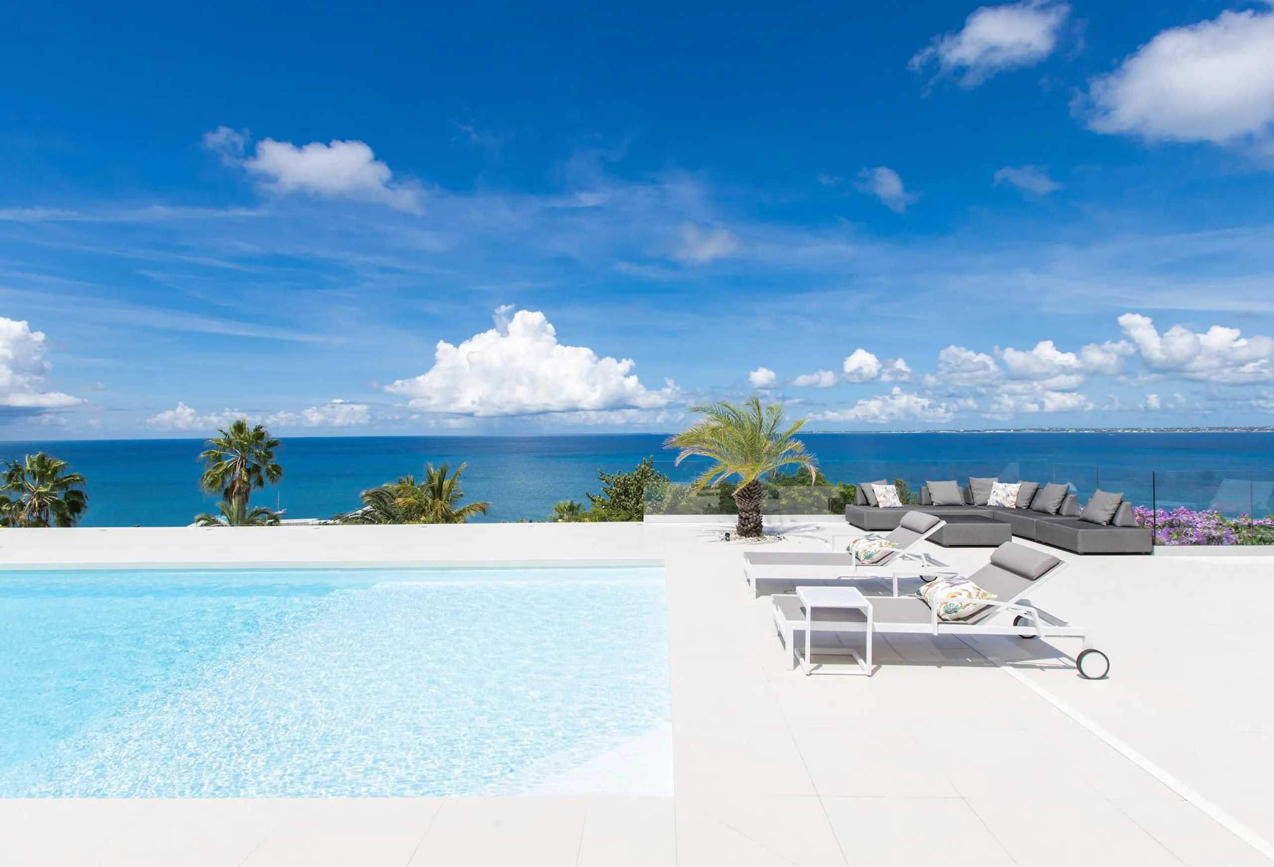 Oceanview Seascape Villa with Private Pools and Tropical Bloom Scenery — photograph 3