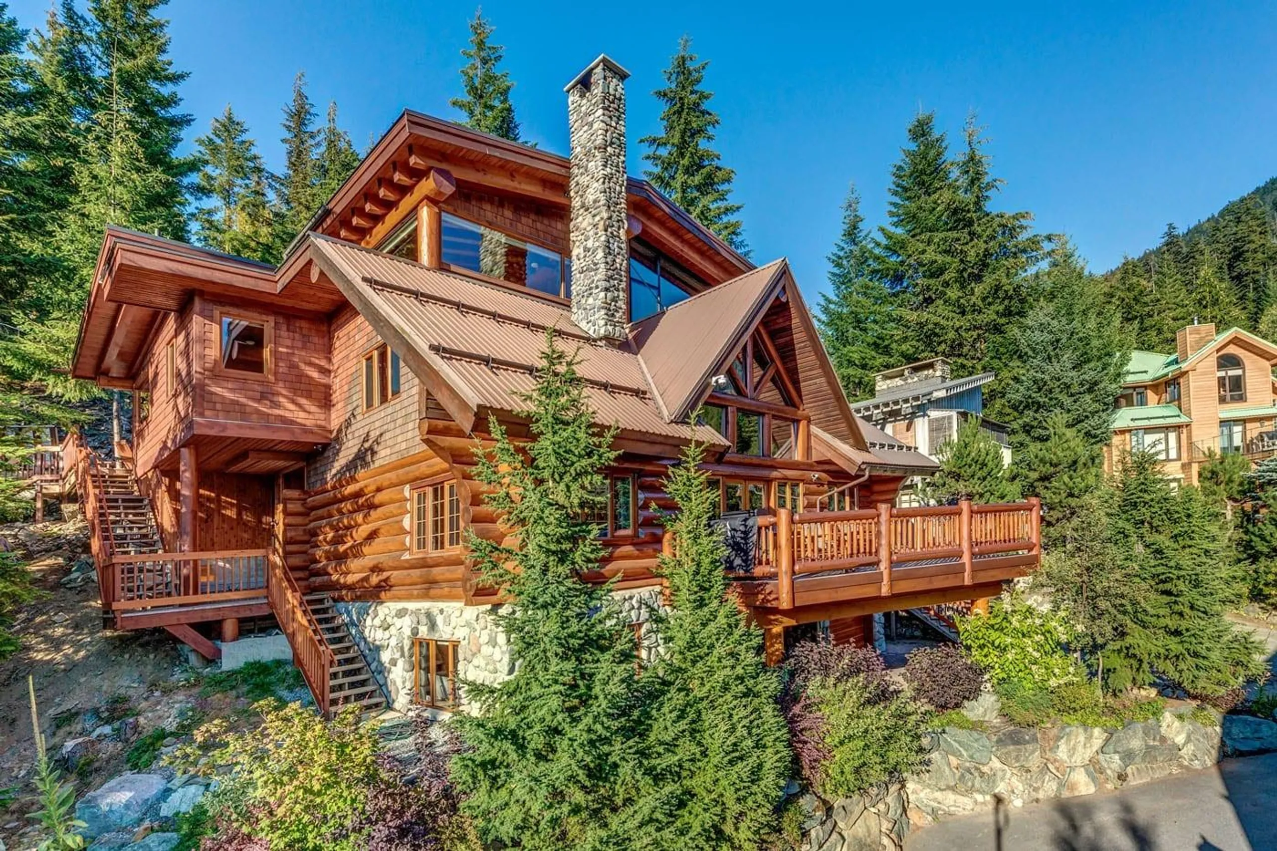 Splendid Haven with Panoramic Mountain Views and Luxurious Amenities, Whistler