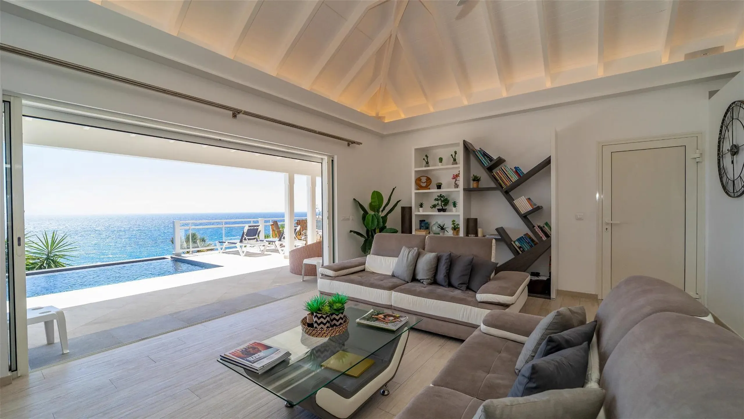 Chic Tropical Holiday Villa with Infinity Pool and Panoramic Ocean Views — photograph 7