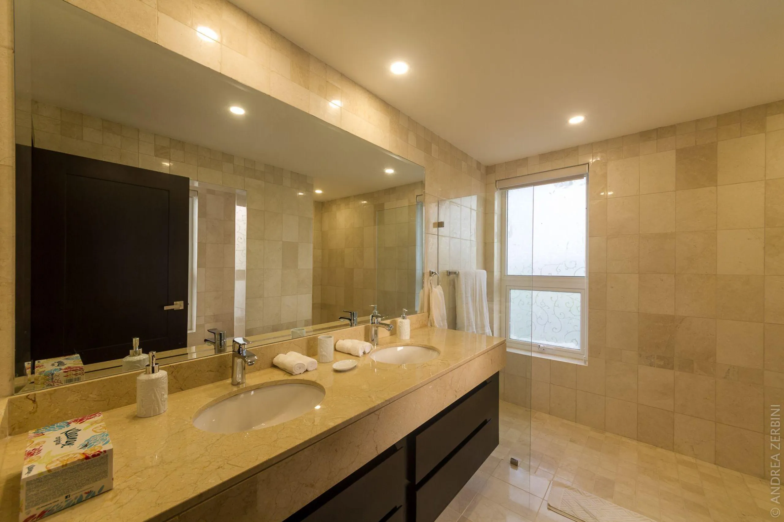 Majestic State of the Art Villa with Private Heated Pool, Jacuzzi and Lake Views — photograph 10