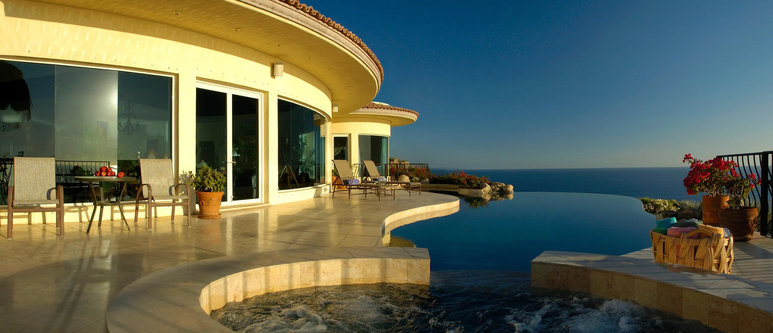 Classic Eight Bedroom Villa with Private Infinity Pool and Panoramic Pacific Views — photograph 2