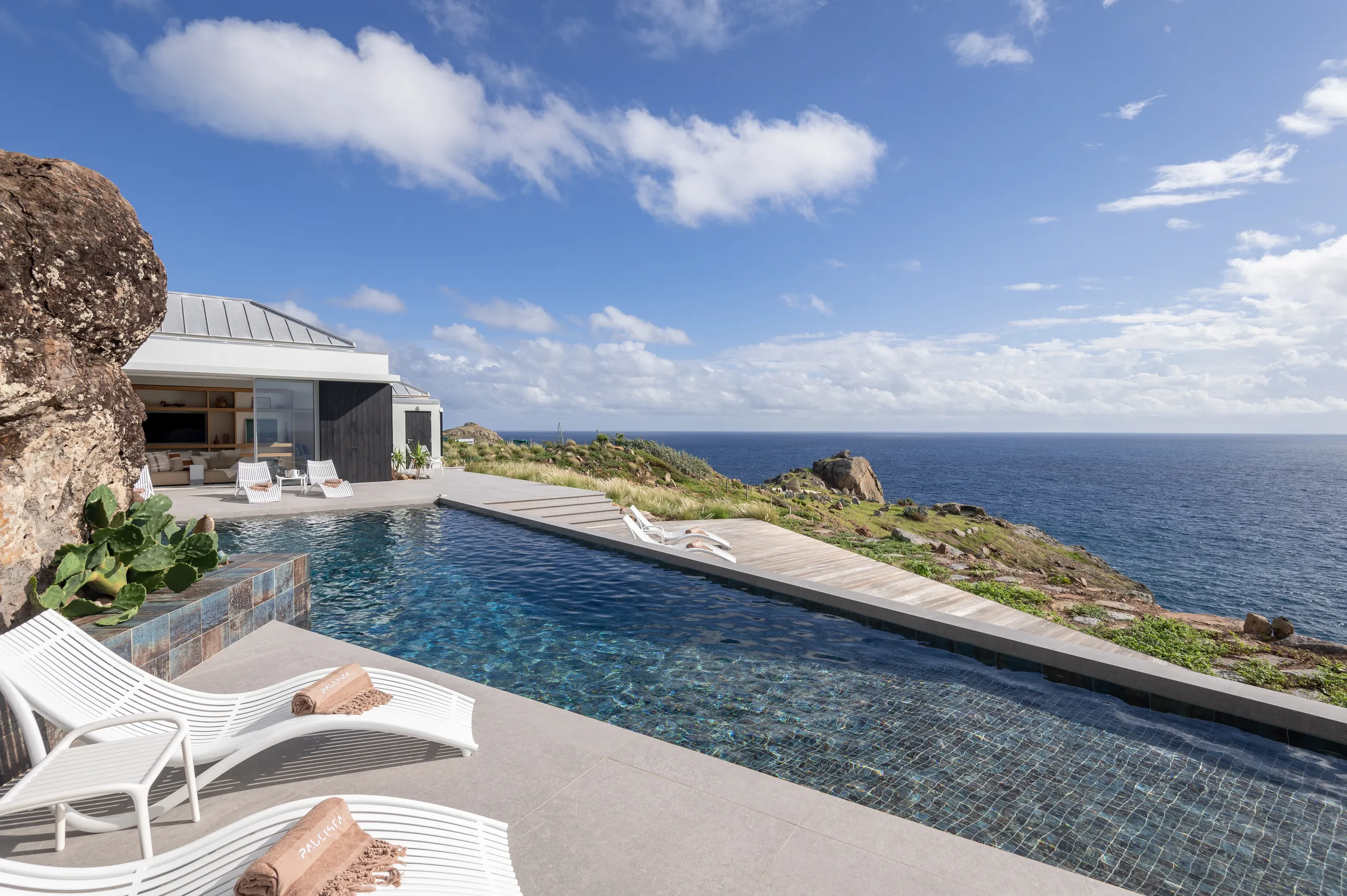 Contemporary 4-Bedroom Villa with Heated Pool & Sea Panorama — photograph 3