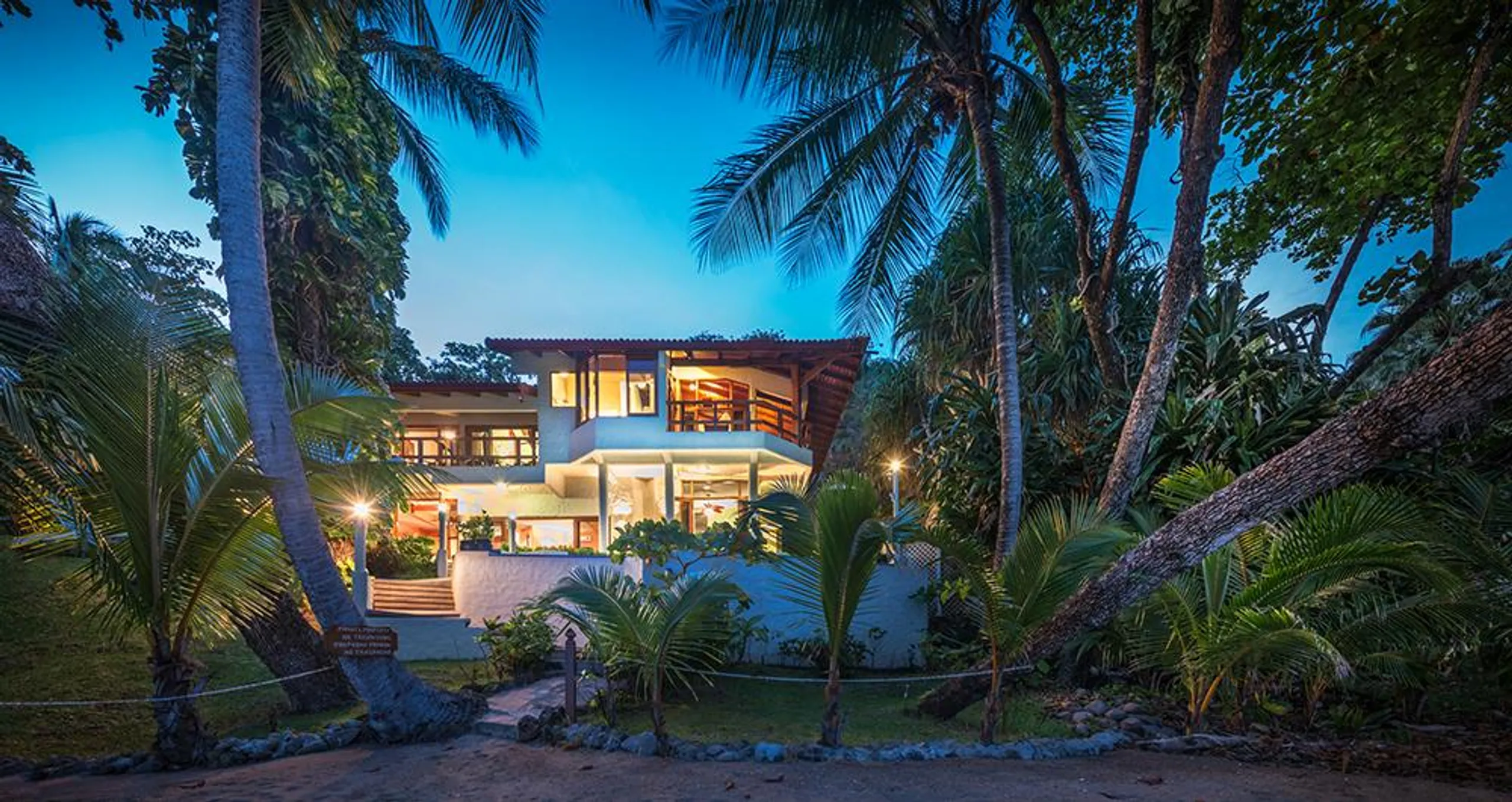 Whispering Waves Luxury Retreat with 4BR-Infinity Pool and Walks to Beach, Tango Mar