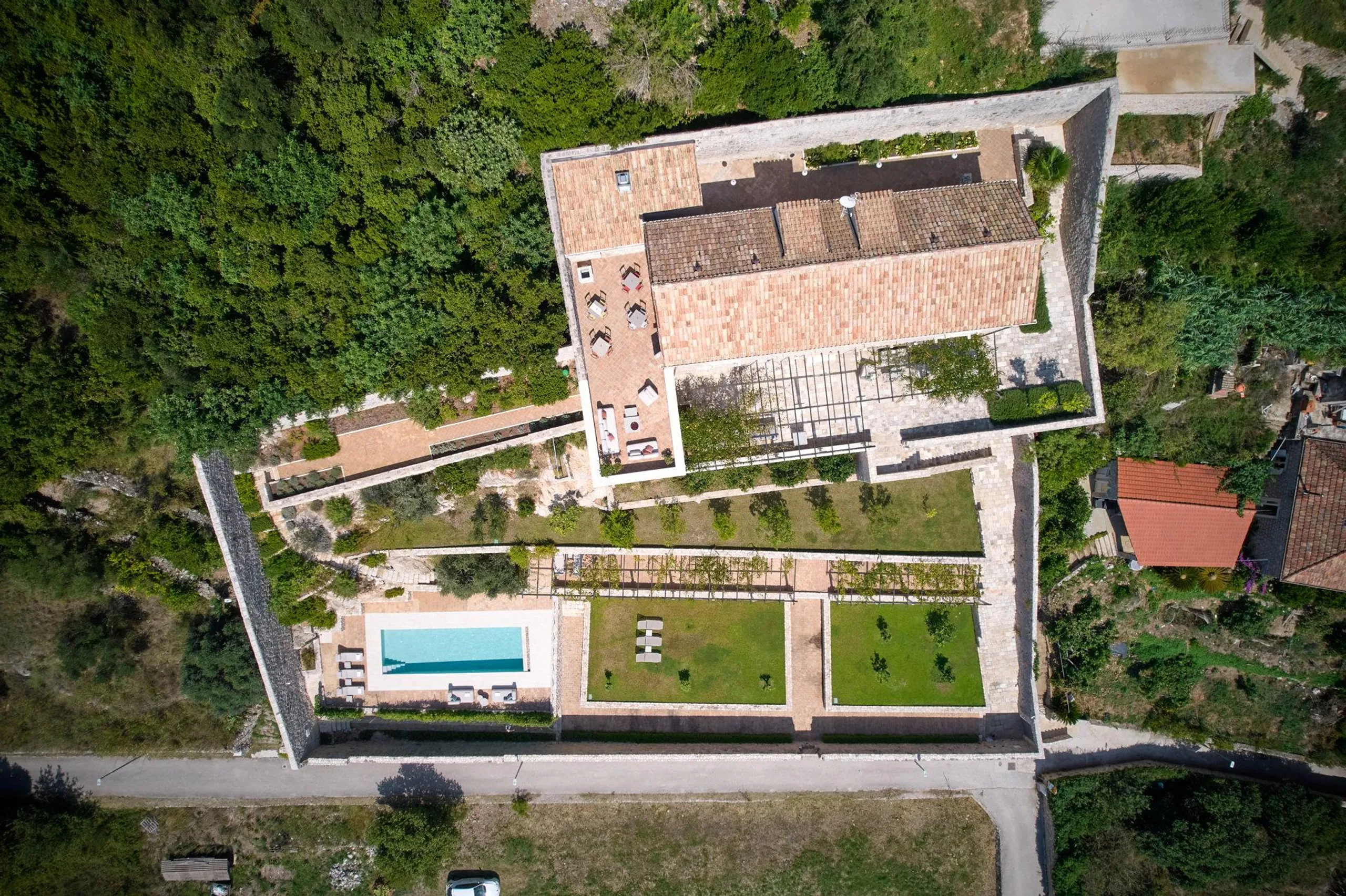 Elegantly Appointed Villa with Private Pool and Lush Surroundings — photograph 8