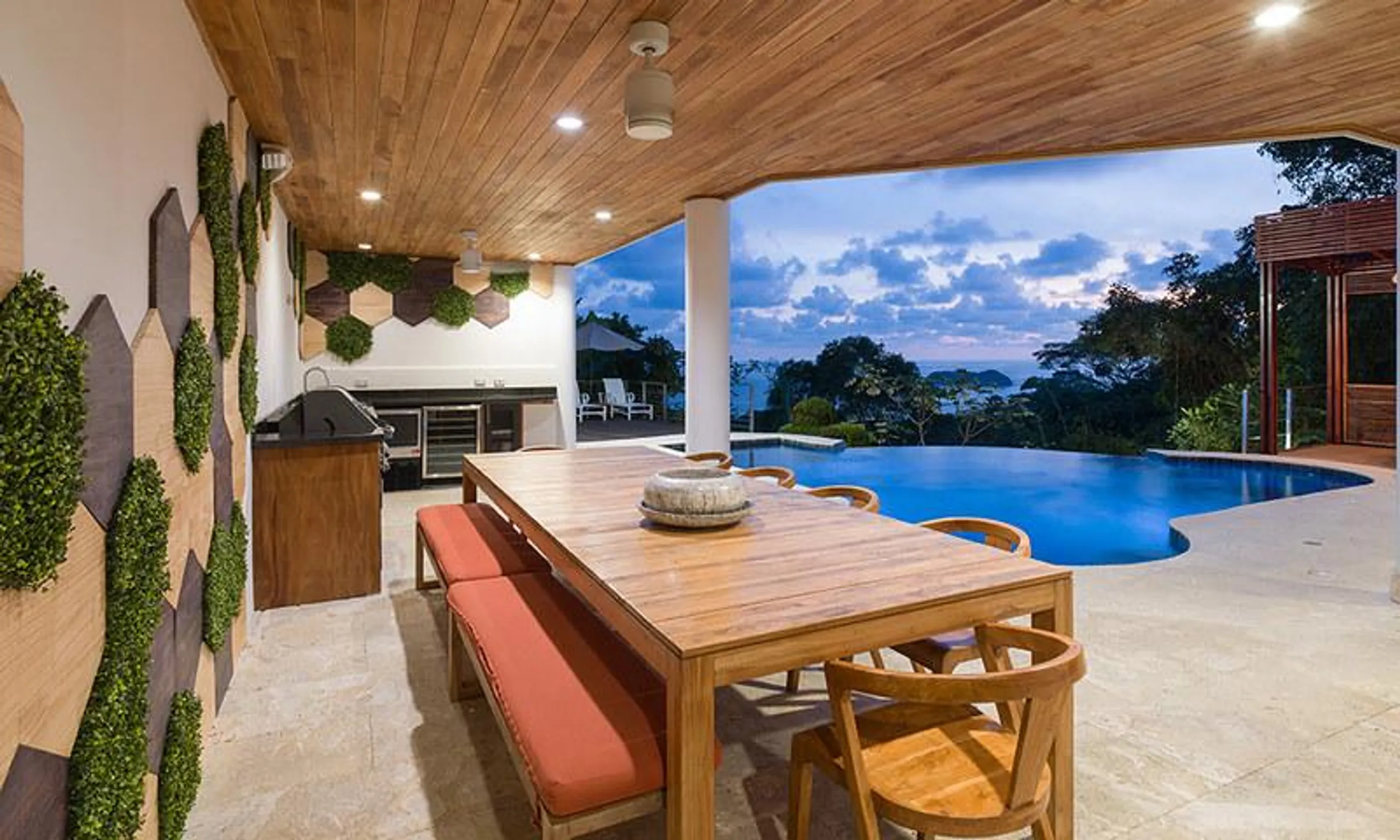 Luxurious Seven-Bedroom Villa in Manuel Antonio with Private Pool and Rainforest Surroundings — photograph 6