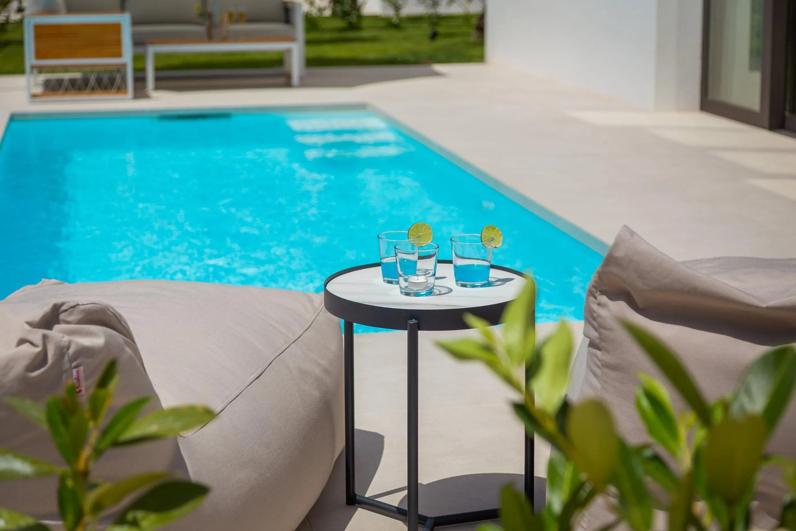 Tempting Beachfront Villa with Pool and Sea Views — photograph 4