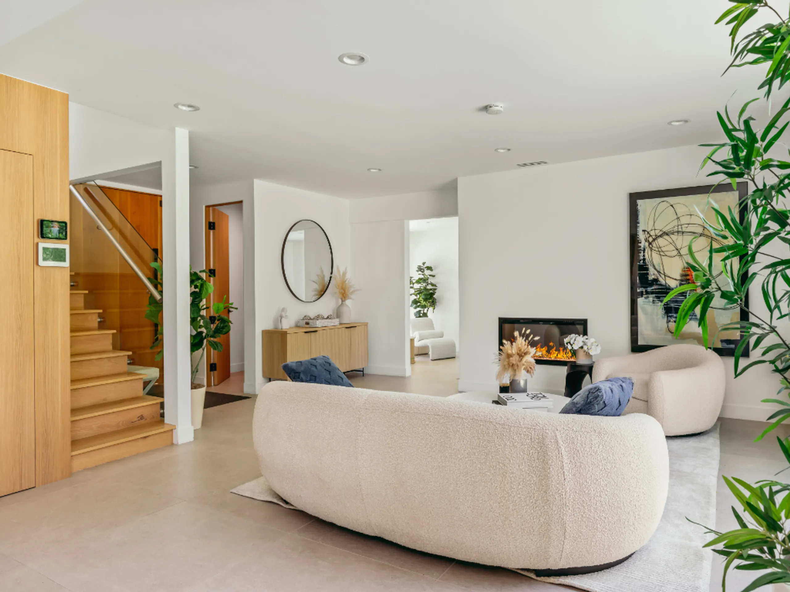 Modern Gated Estate with Pool, Spa & Designer Interiors Near Ventura Blvd — photograph 11