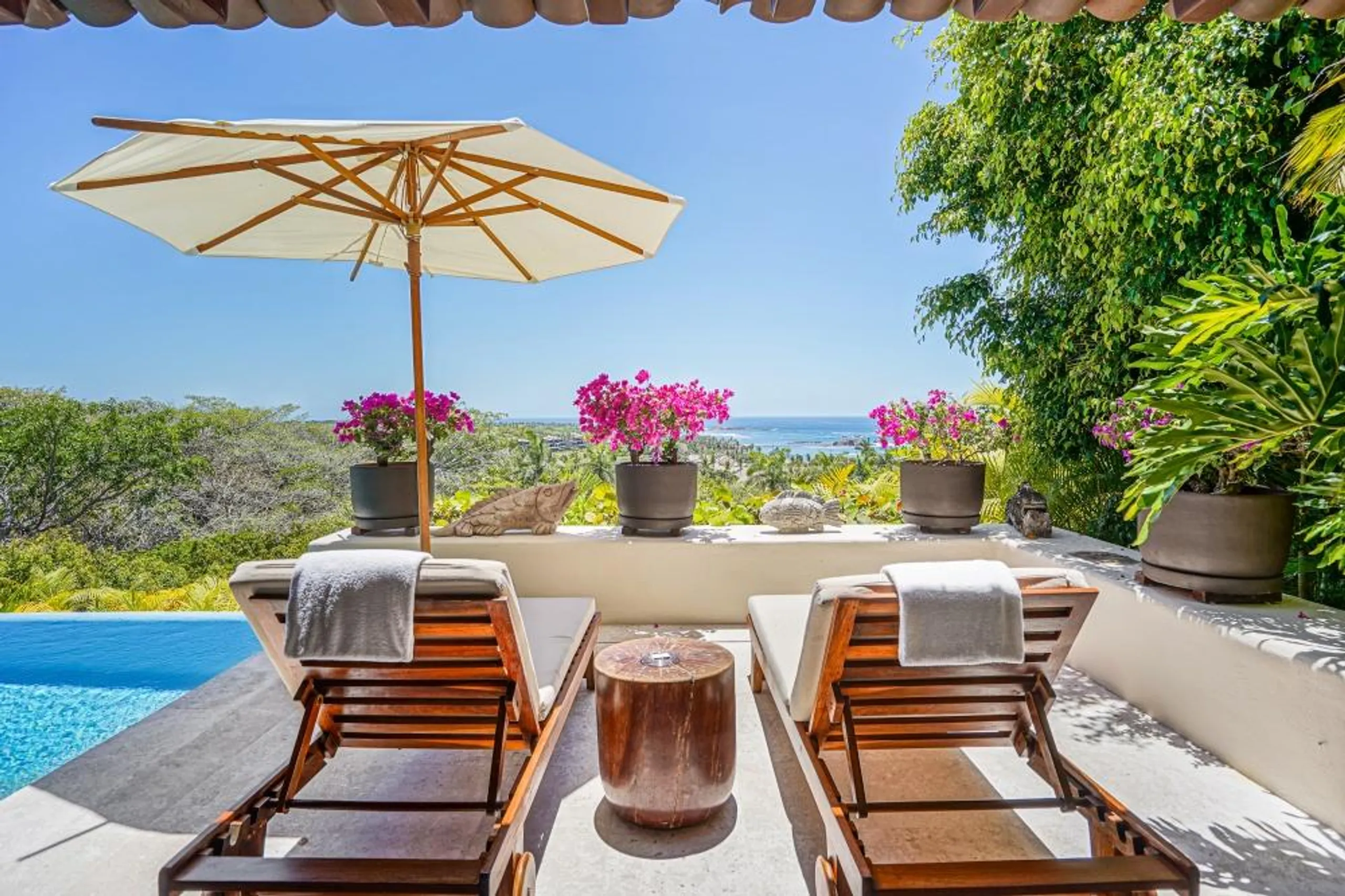 Opulence Unveiled with Mountain Vistas and Panoramic Ocean View Retreat — photograph 11