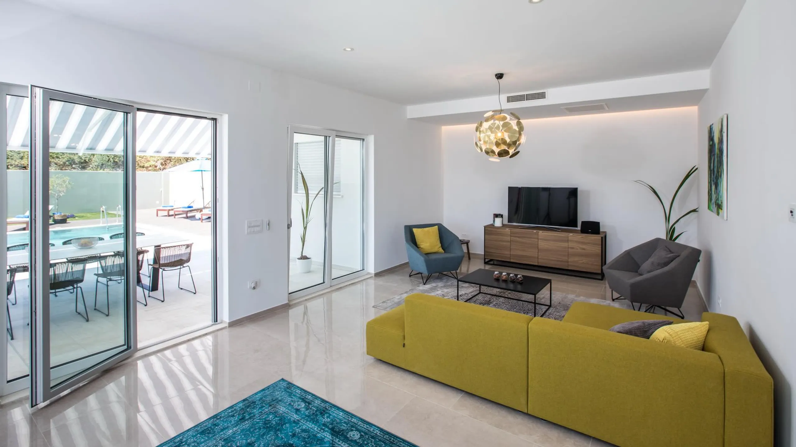 Magnificent Modern Villa with Heated Pool and  Mediterranean Gardens — photograph 9