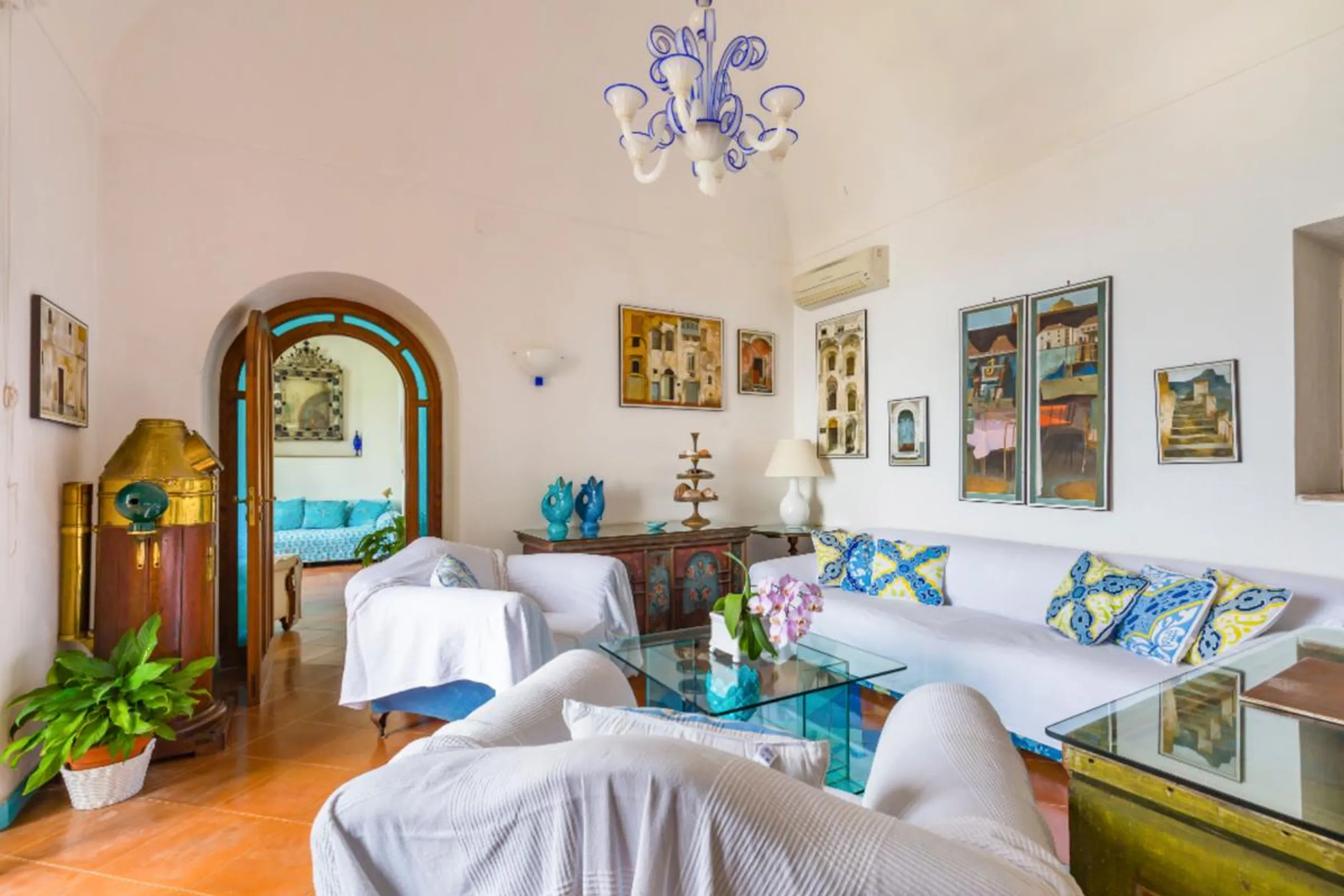 Enchanting Cliffside Villa with Terrace and Coastal Views — photograph 8