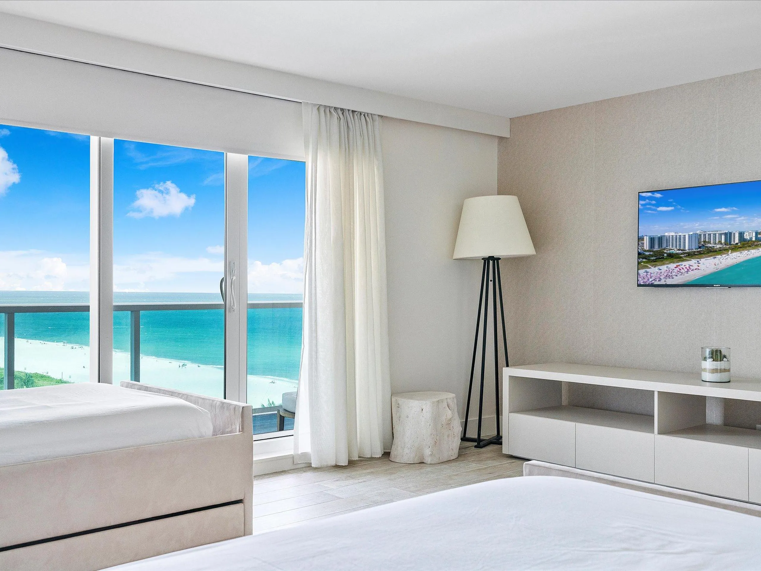 Deluxe Beachfront Retreat with Sun Deck — photograph 7