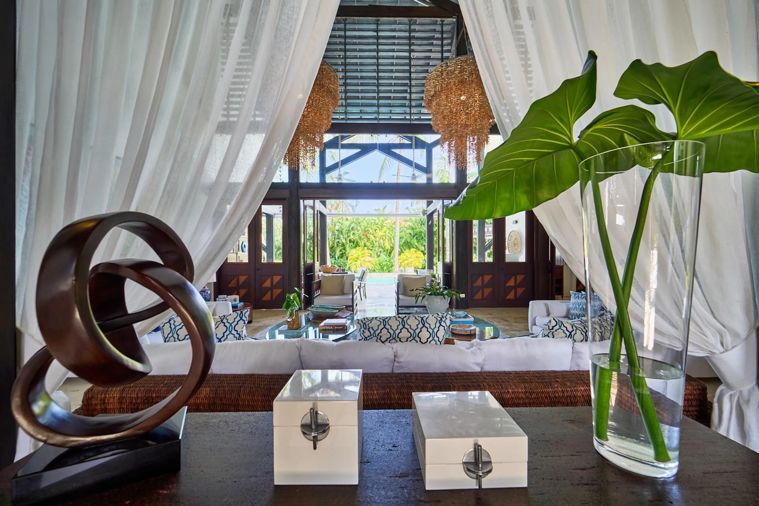 Elegant Boutique Villa with Private Pool, Lush Garden and Charming Gazebo — photograph 8