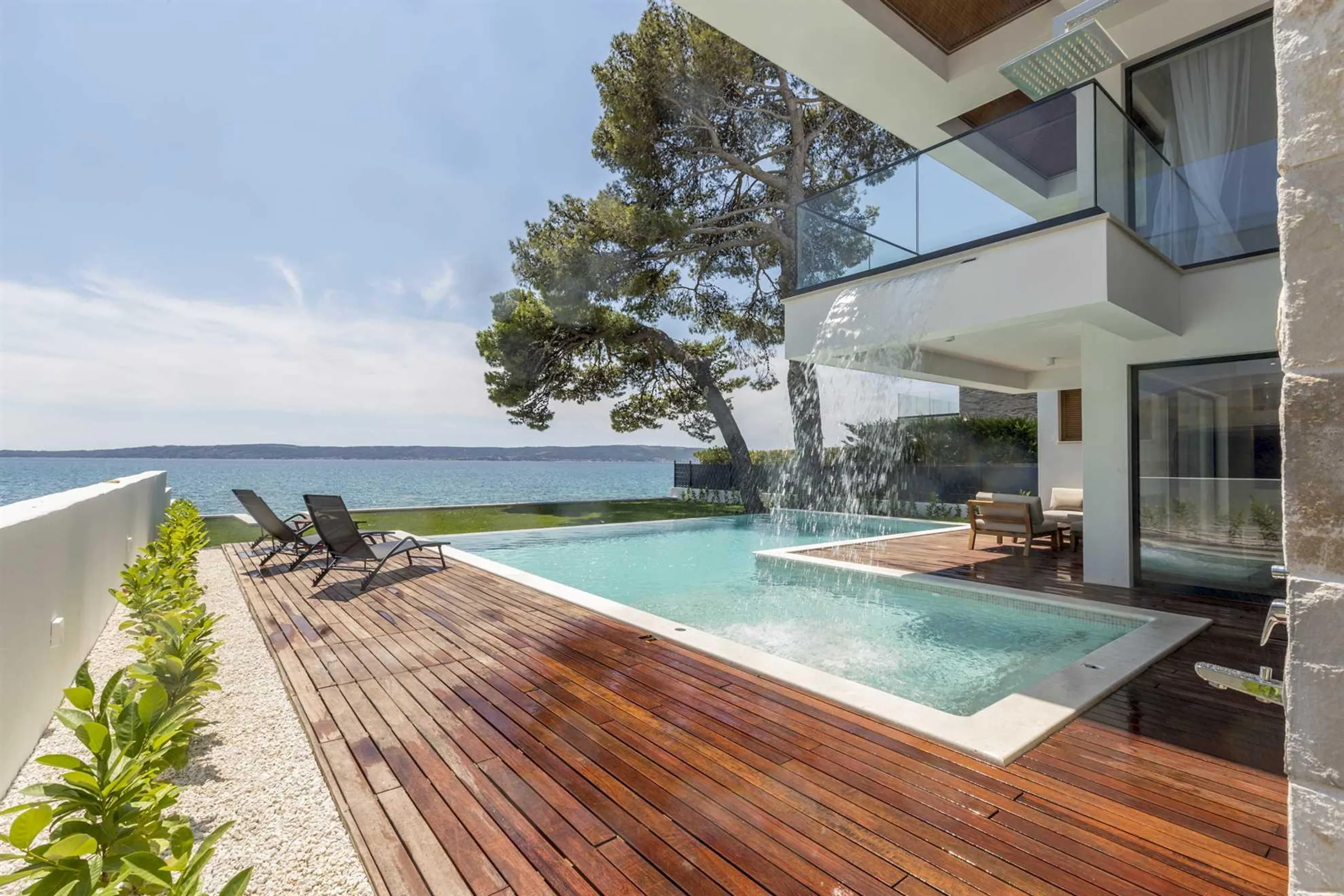 Gracefully Decorated 4-Bedroom Villa with Pool and Private Beach Access in Kastela — photograph 7