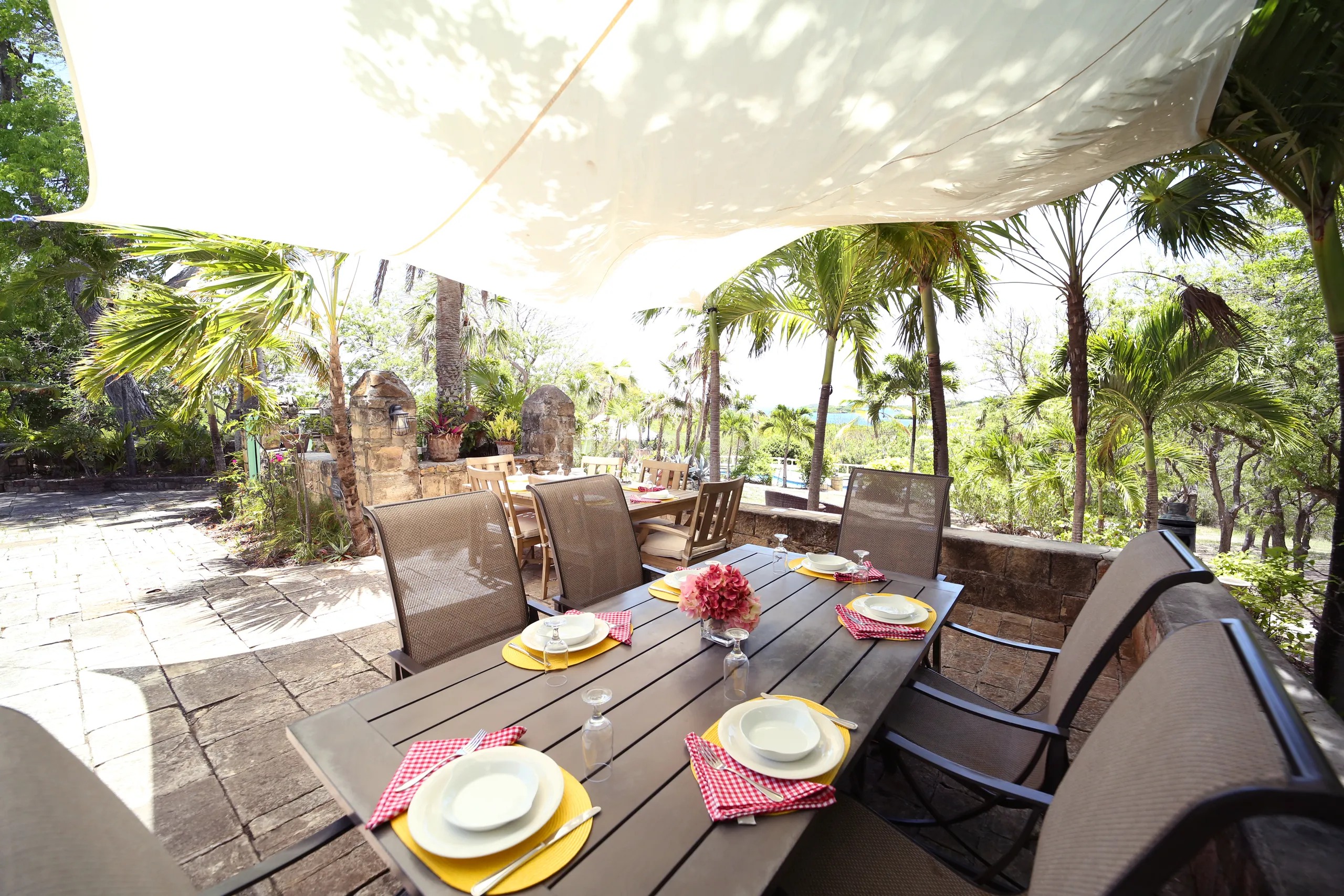 Grandiose Tropical Estate w/ Private Pool and Outdoor Dining — photograph 4