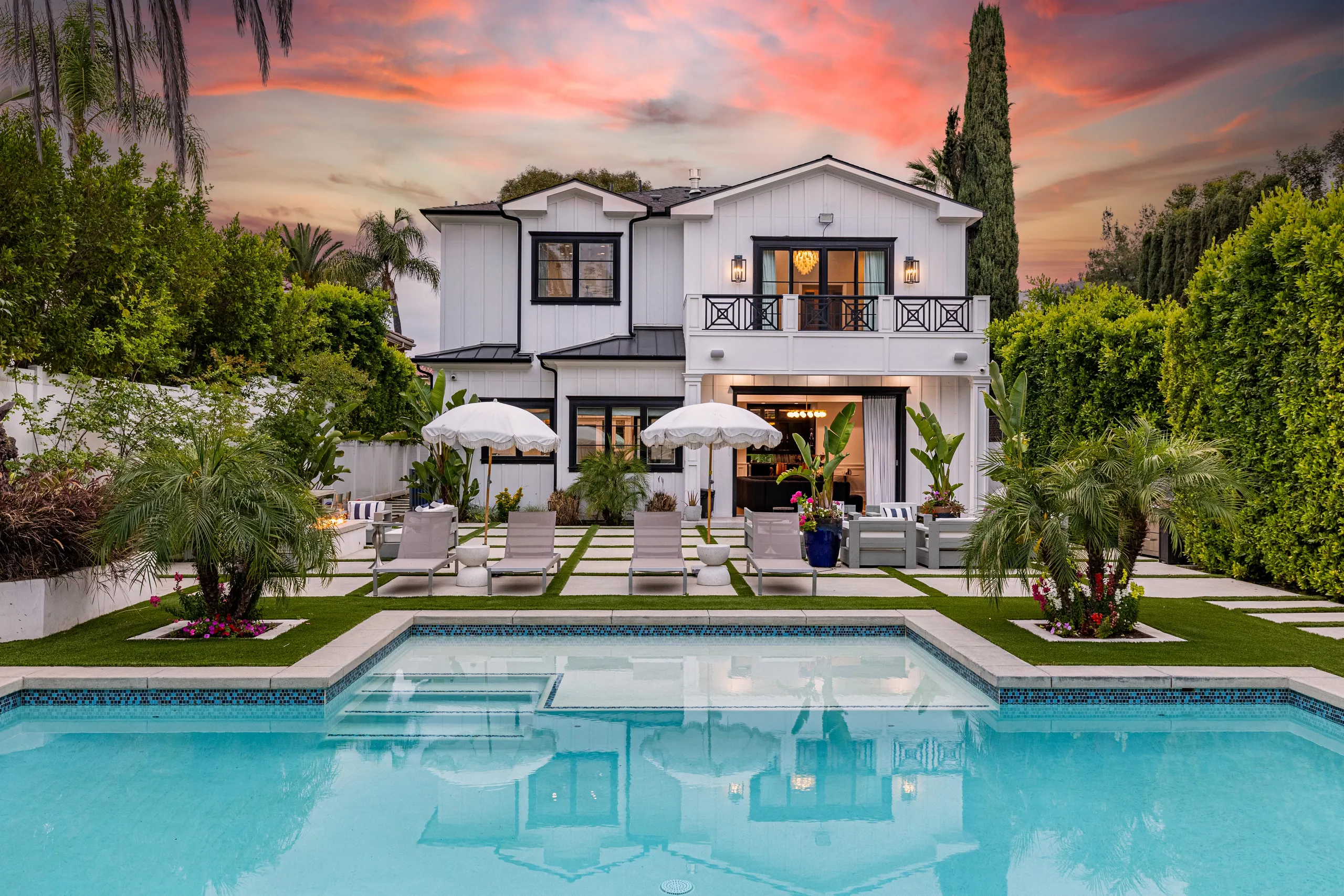 Exclusive Tarzana Haven with Private Pool, Spa and Stone Fireplace — photograph 7