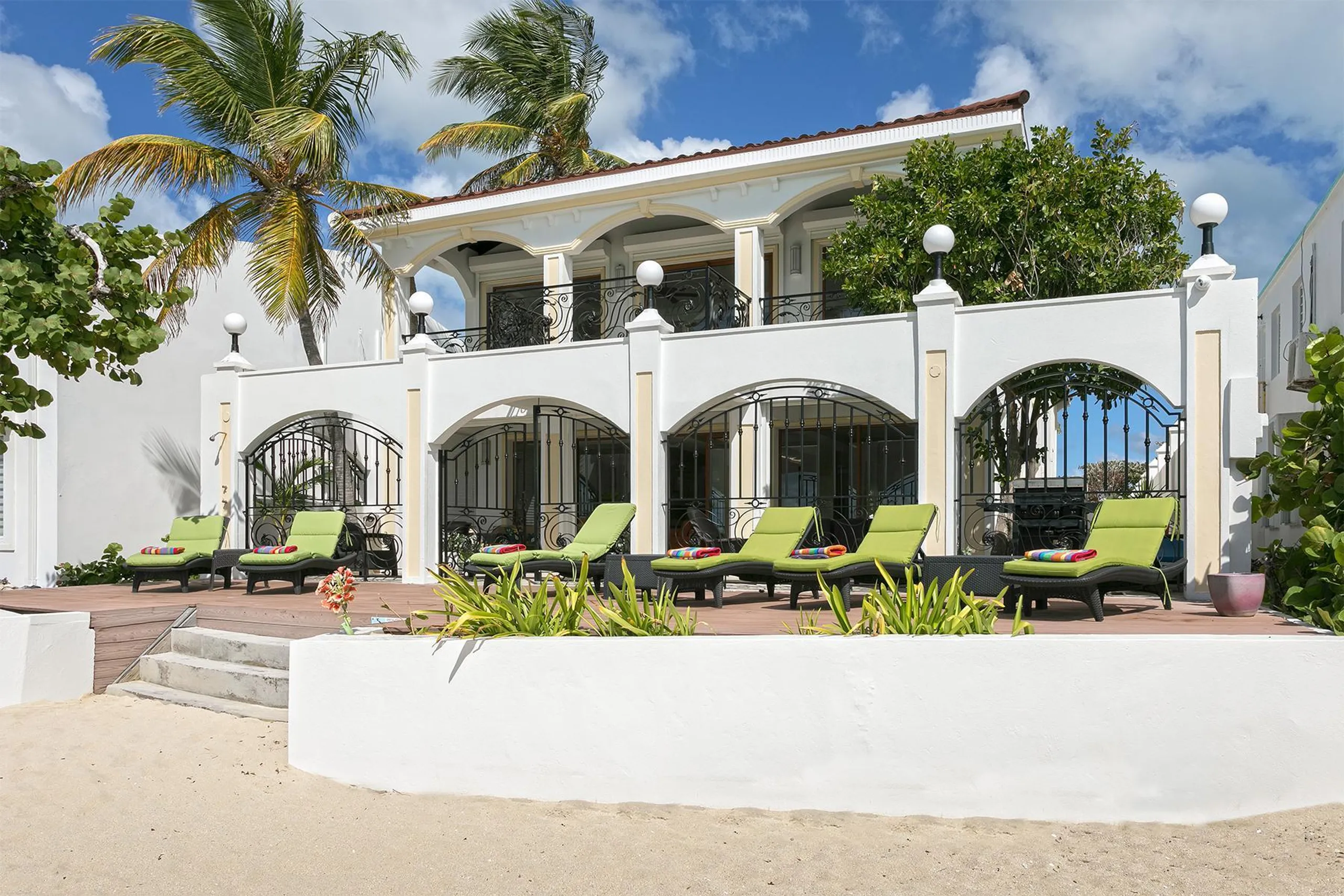 Posh Beachfront Villa with Plunge Pool on Simpson Bay — photograph 2