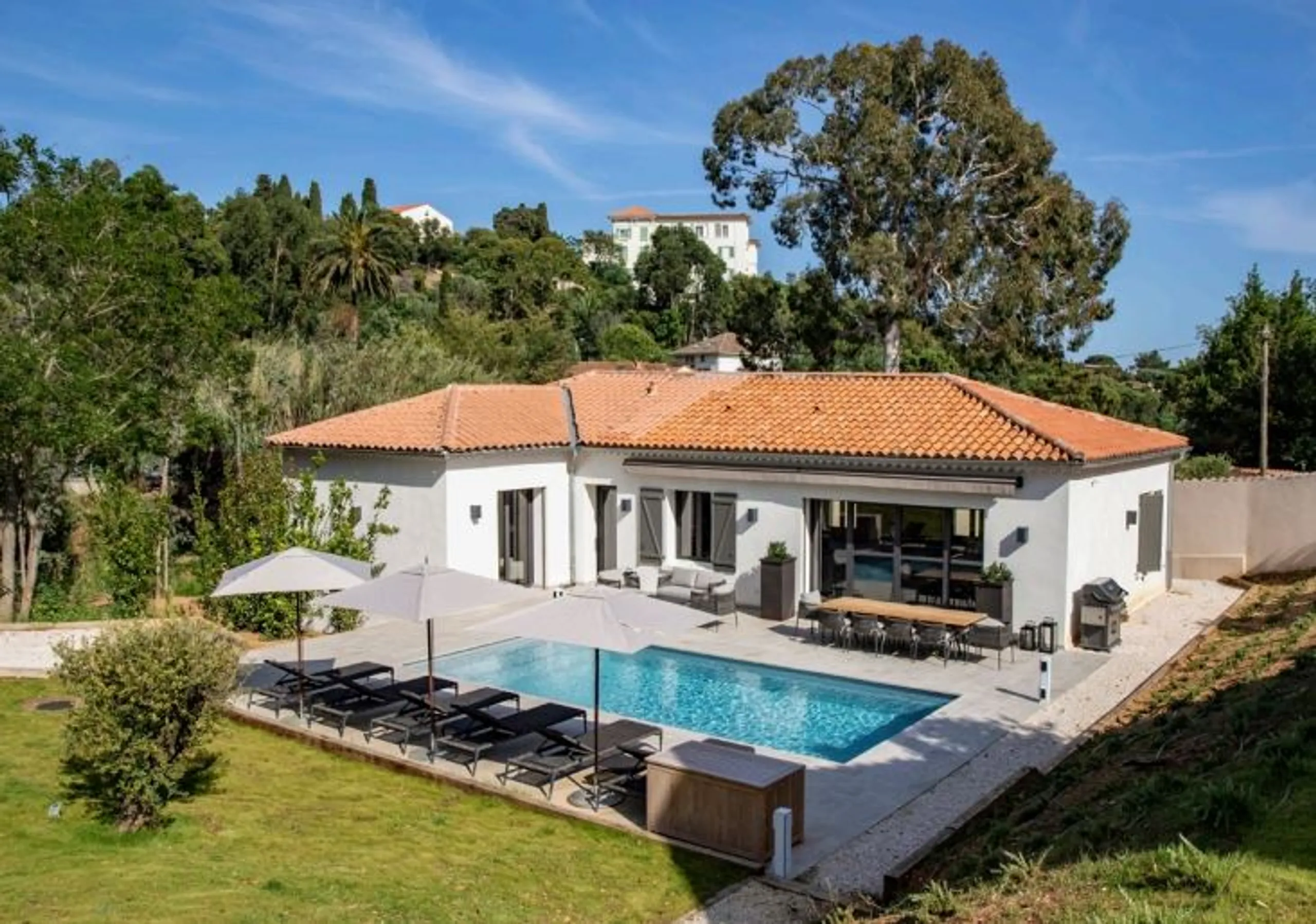 Exquisite 5BR Villa with Heated Pool and Mediterranean Garden — photograph 3