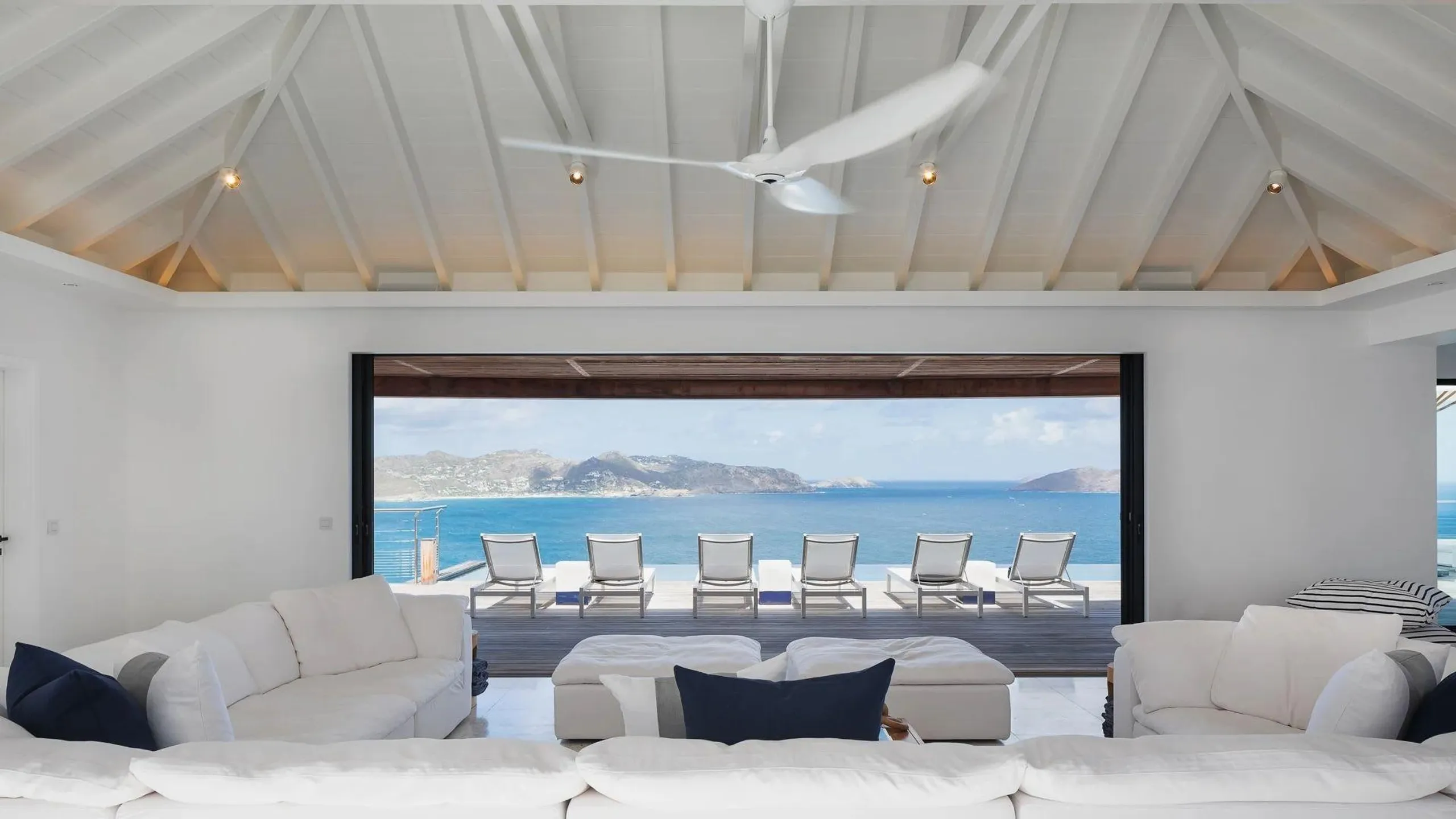 Sensational Seaside Villa with Infinity Pool — photograph 8