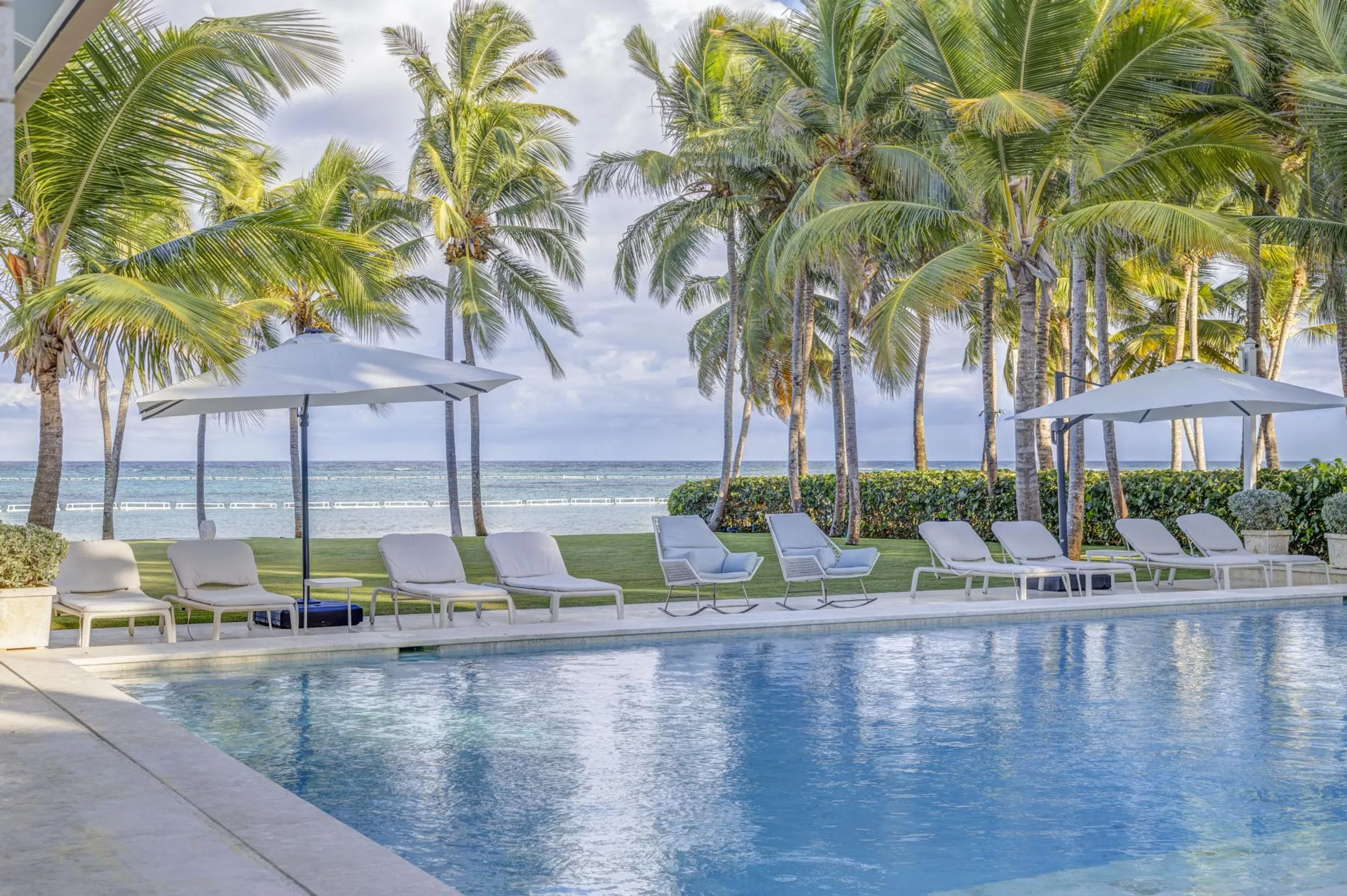 Beachfront 9BR Villa with Private Pool, Spa, &  Direct Ocean Access — photograph 3