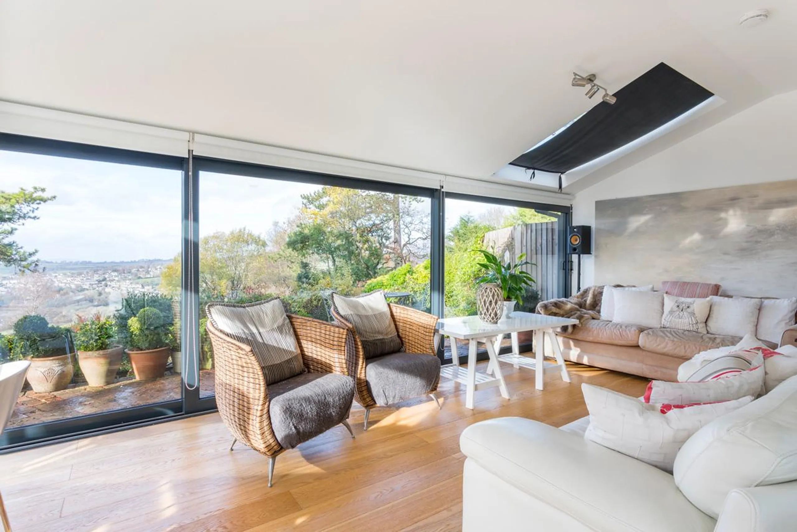 Indulgent  Villa with Private Pool and Overlooking Painswick Hillside — photograph 8