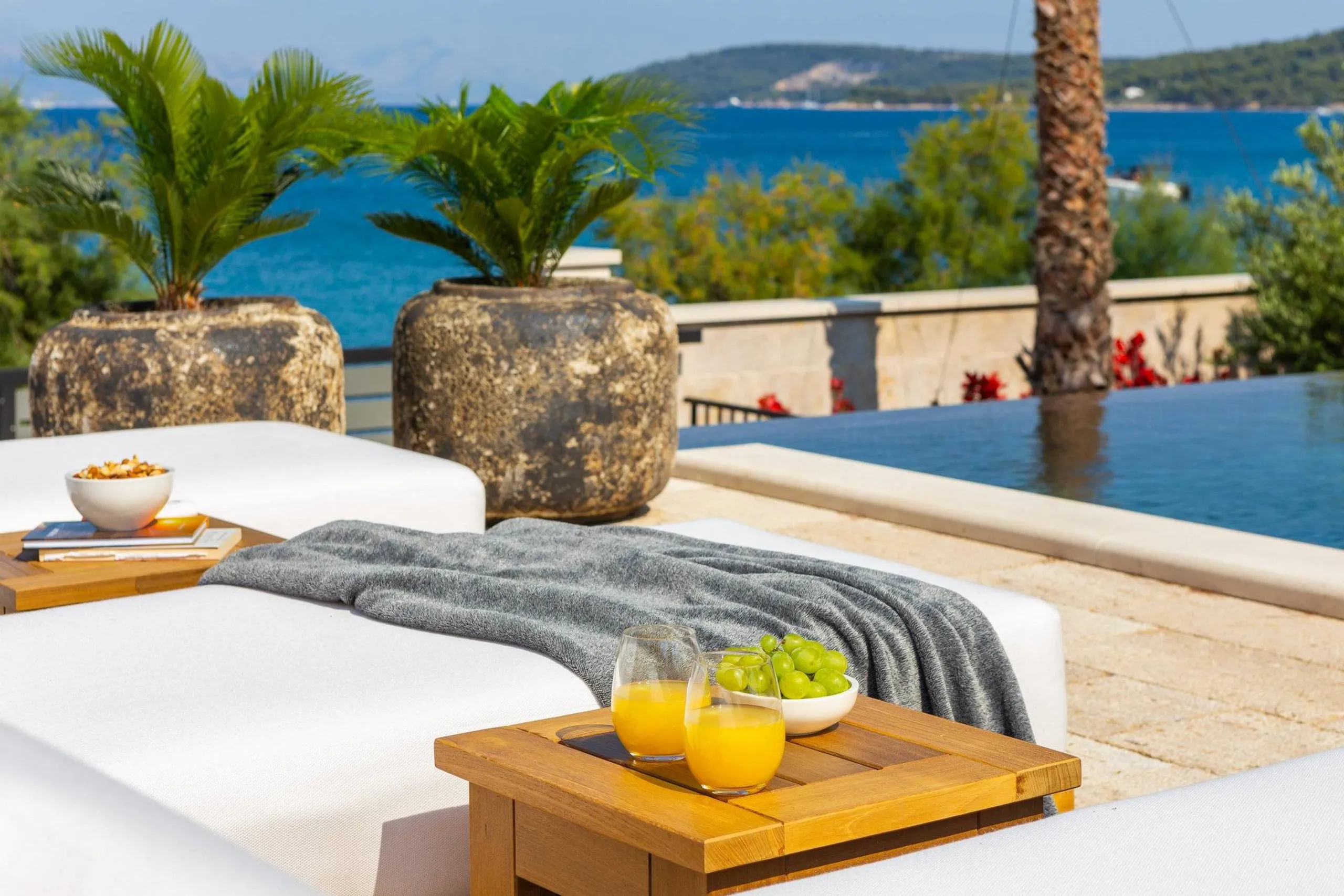 Chic Luxurious Villa with Spectacular Sea Views and Infinity Pool — photograph 6