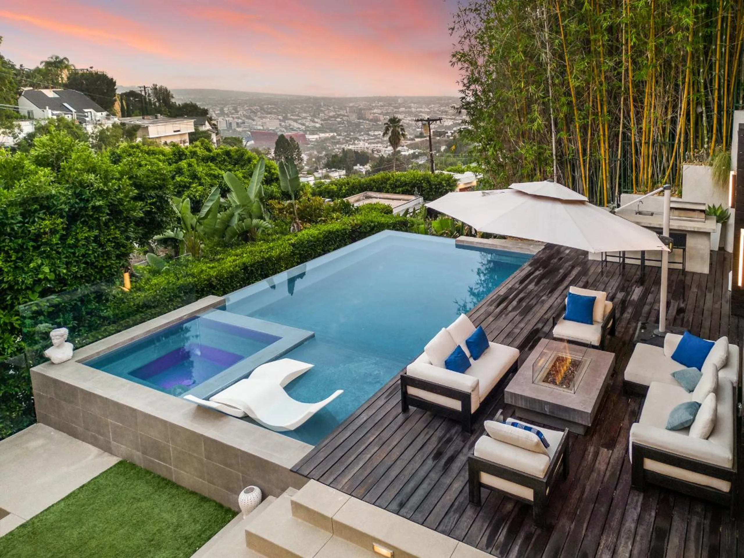 Modern Architectural Hollywood HIlls Estate with Infinity Pool and City Views — photograph 2