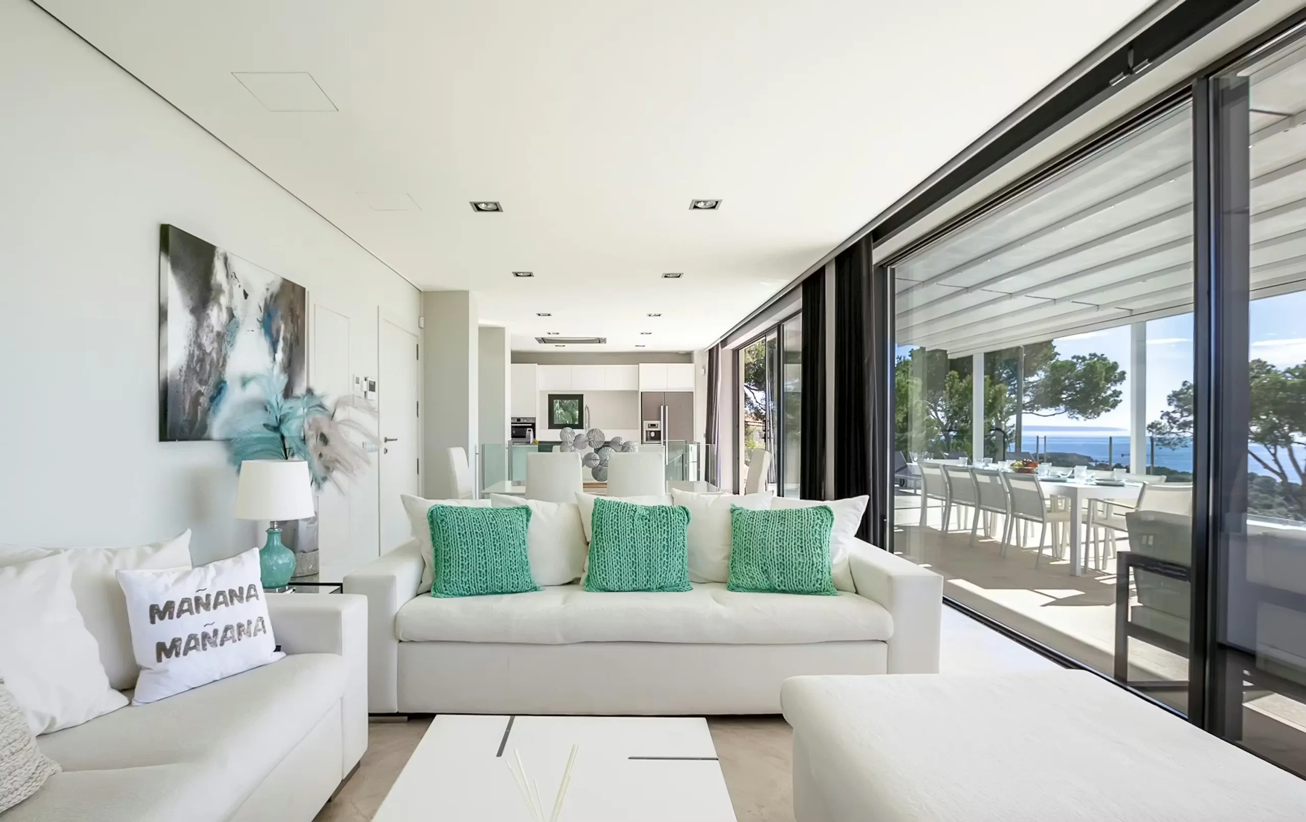 Gleaming Coastal Escape with Infinity Pool and Endless Views — photograph 9