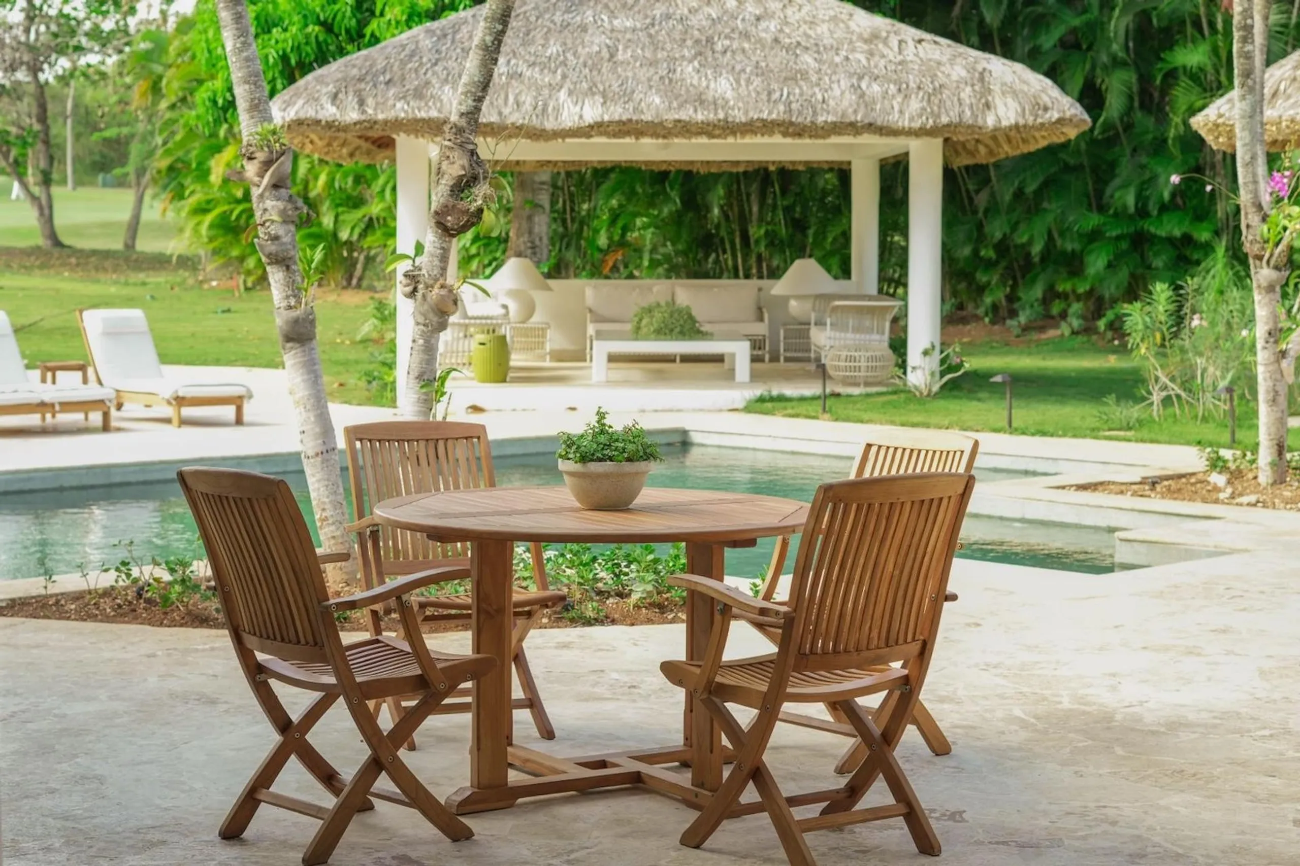 Tropical 4-Bedroom Villa with Golf Course Views & Beach Access — photograph 4