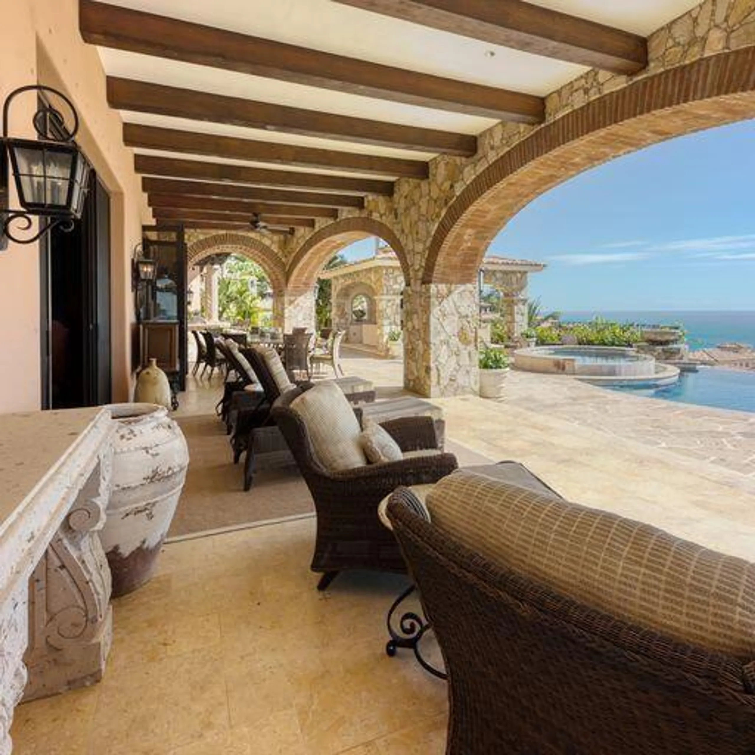 Elegant Palmilla Hacienda with Infinity Pool and Panoramic Views — photograph 6