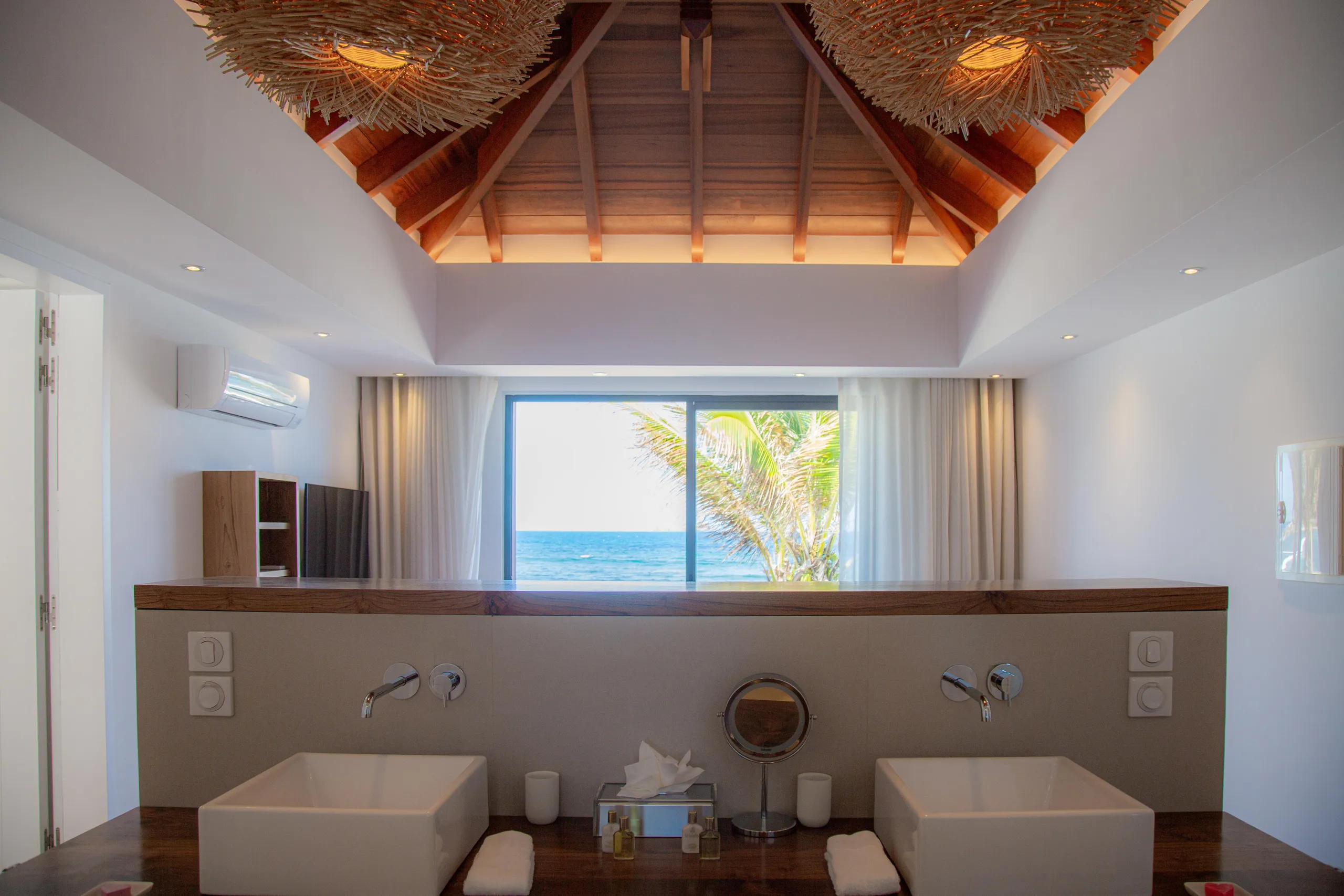 Exquisite Beachfront Villa with Private Pool and Fitness Room — photograph 7