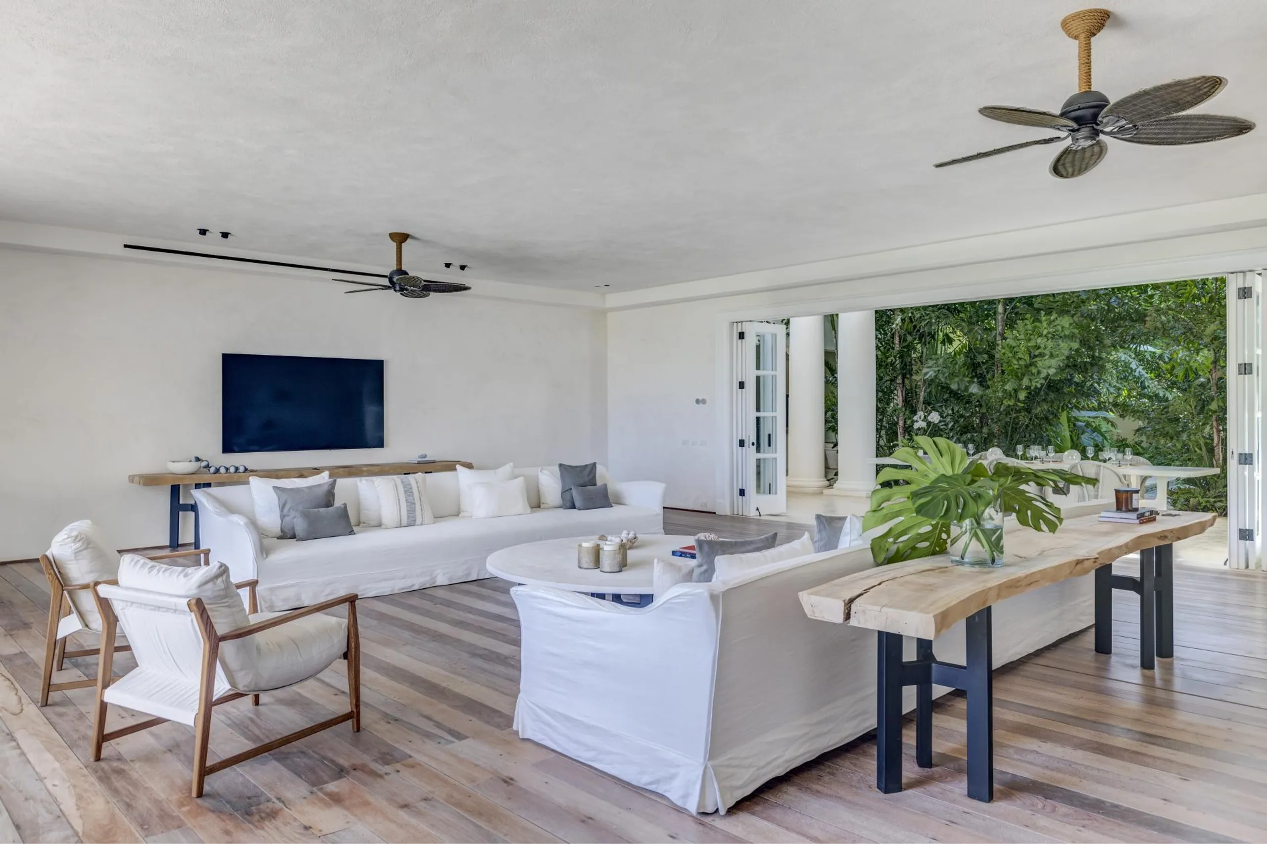 Elegant Coastal Villa with Pool and Lush Gardens — photograph 8