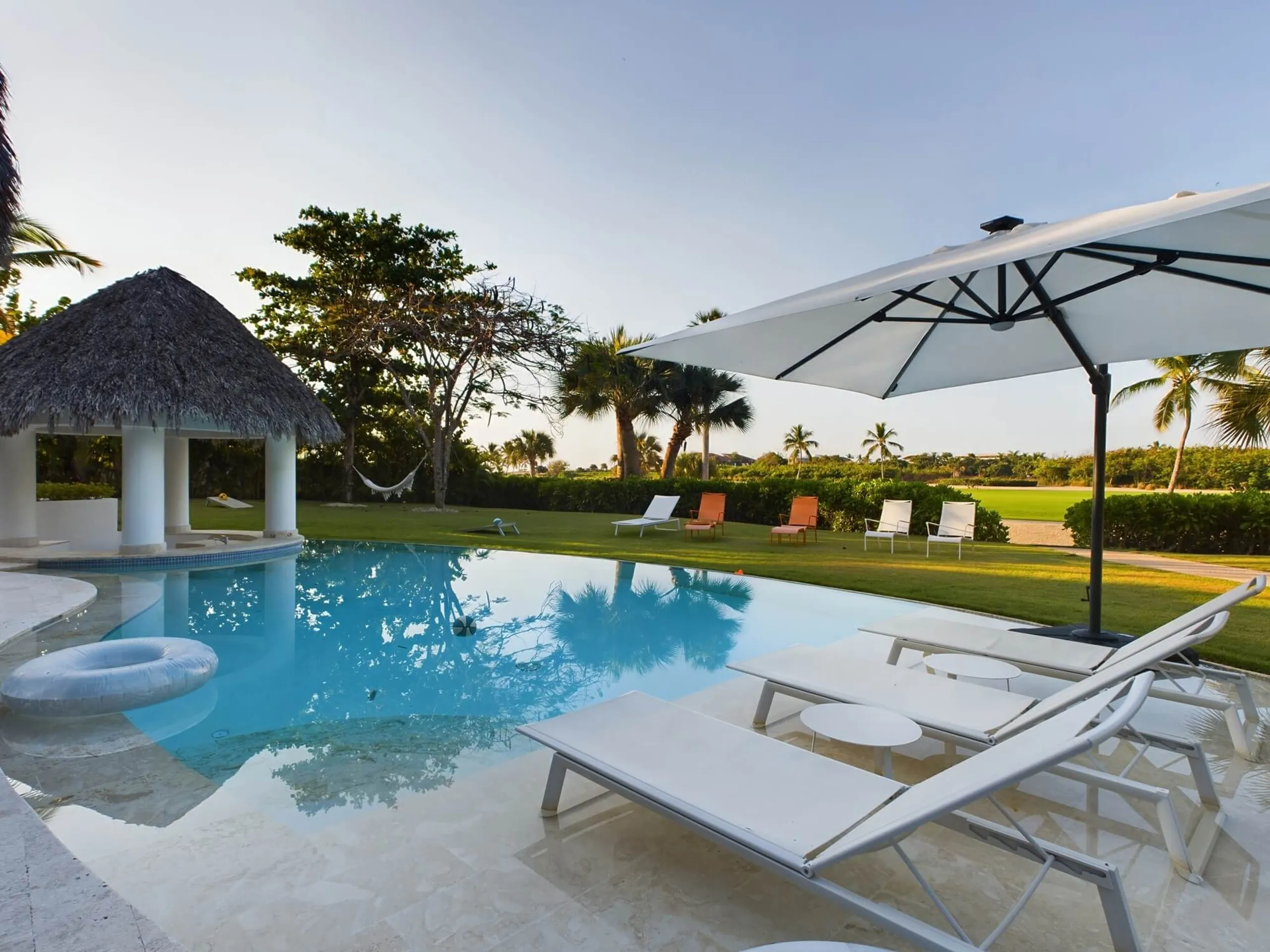 Exquisite 6 Bedroom Villa in Cap Cana with Private Pool and Golf Course Views — photograph 2