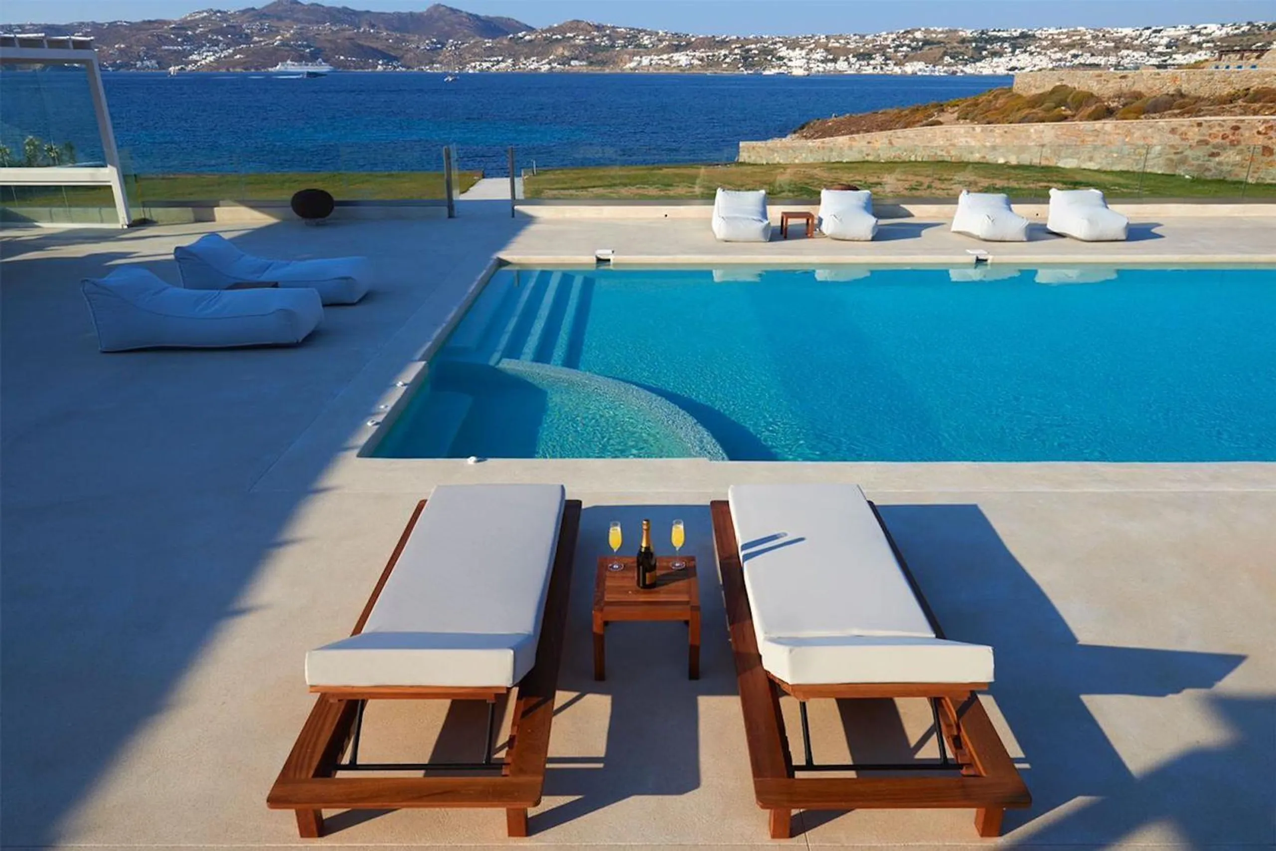 Swanky Mykonos Villa with Walks to Beach — photograph 2