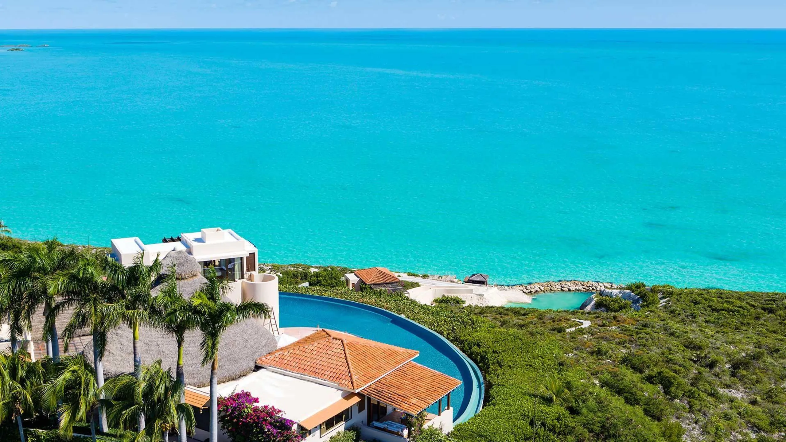 Hilltop Grand Luxury Estate with 360 Degree Views Infinity Pool and Private Cove — photograph 11
