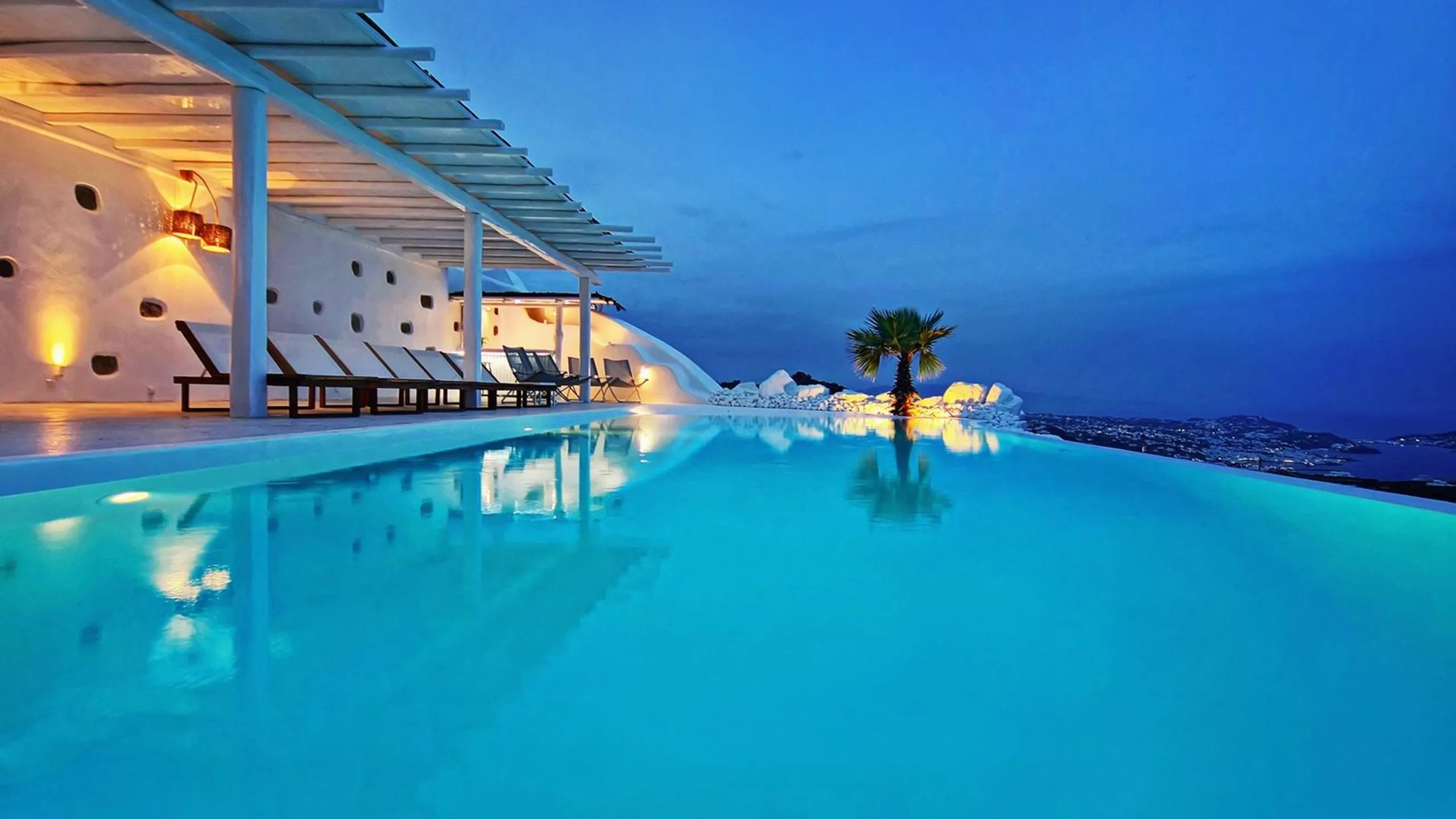 Luxurious Haven with Panoramic Views and Infinity Pool — photograph 9