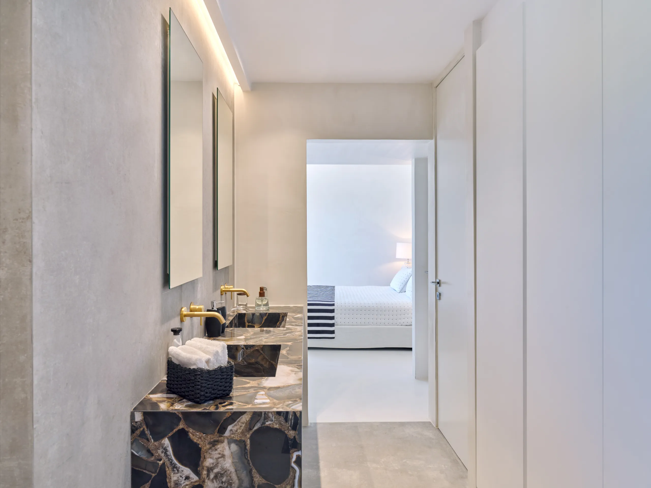 Sumptuous Retreat with Private Pool and Breathtaking Sea Views — photograph 12