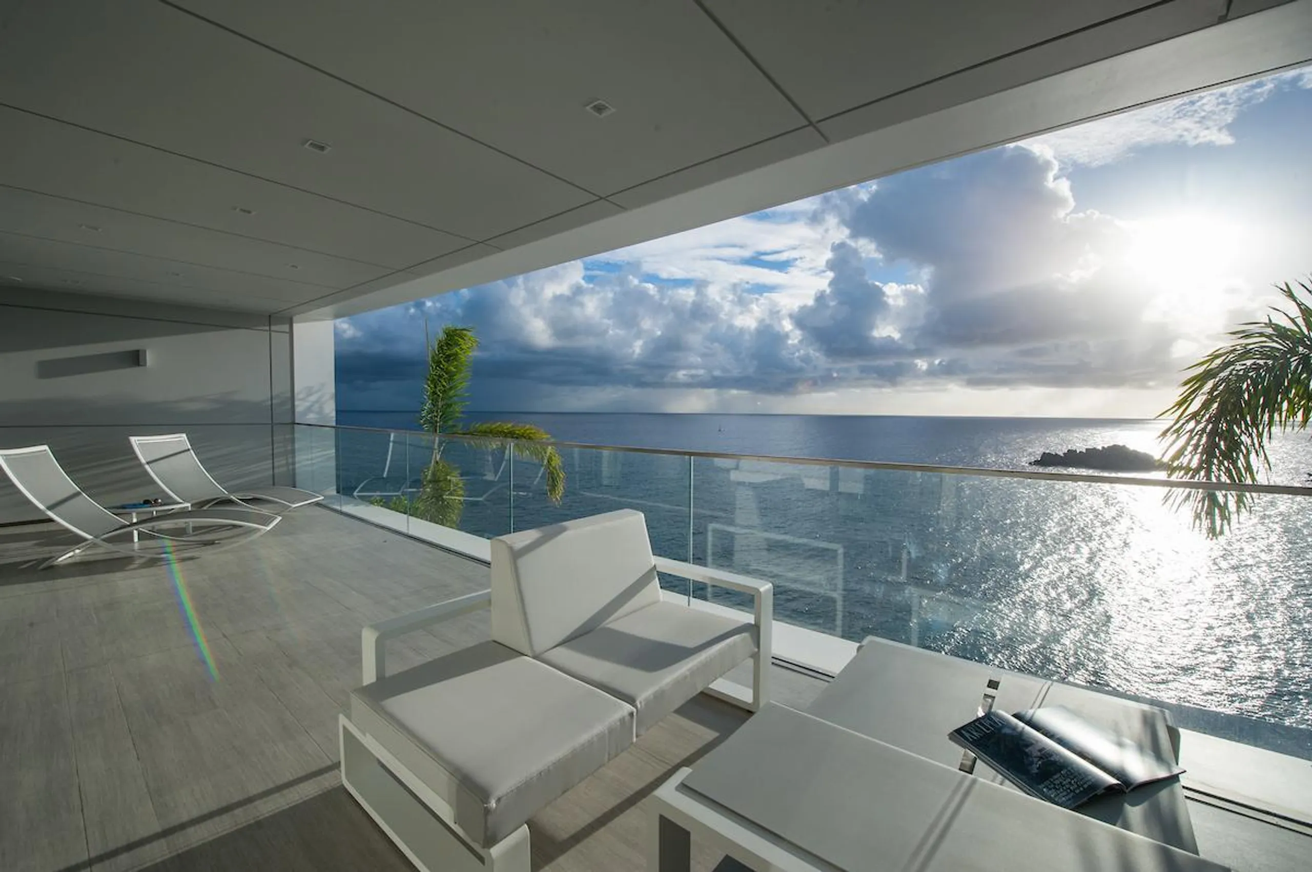 Sweeping Sleek and Stunning Oceanview Villa with Infinity Pool and Golfers Dream Fitness Equipment — photograph 6