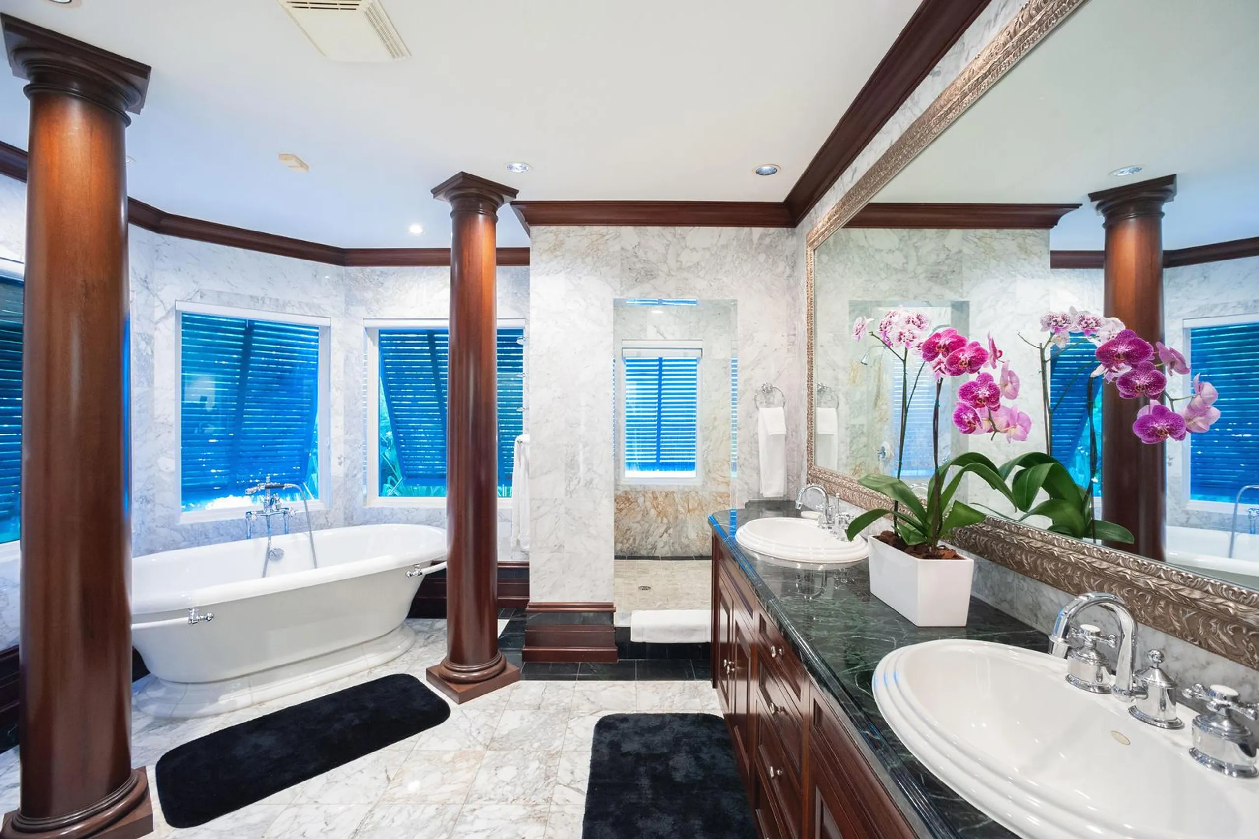 Pristine Pease Bay Estate with Invigorating Pool, Tennis Court, and Walks to Beach — photograph 9