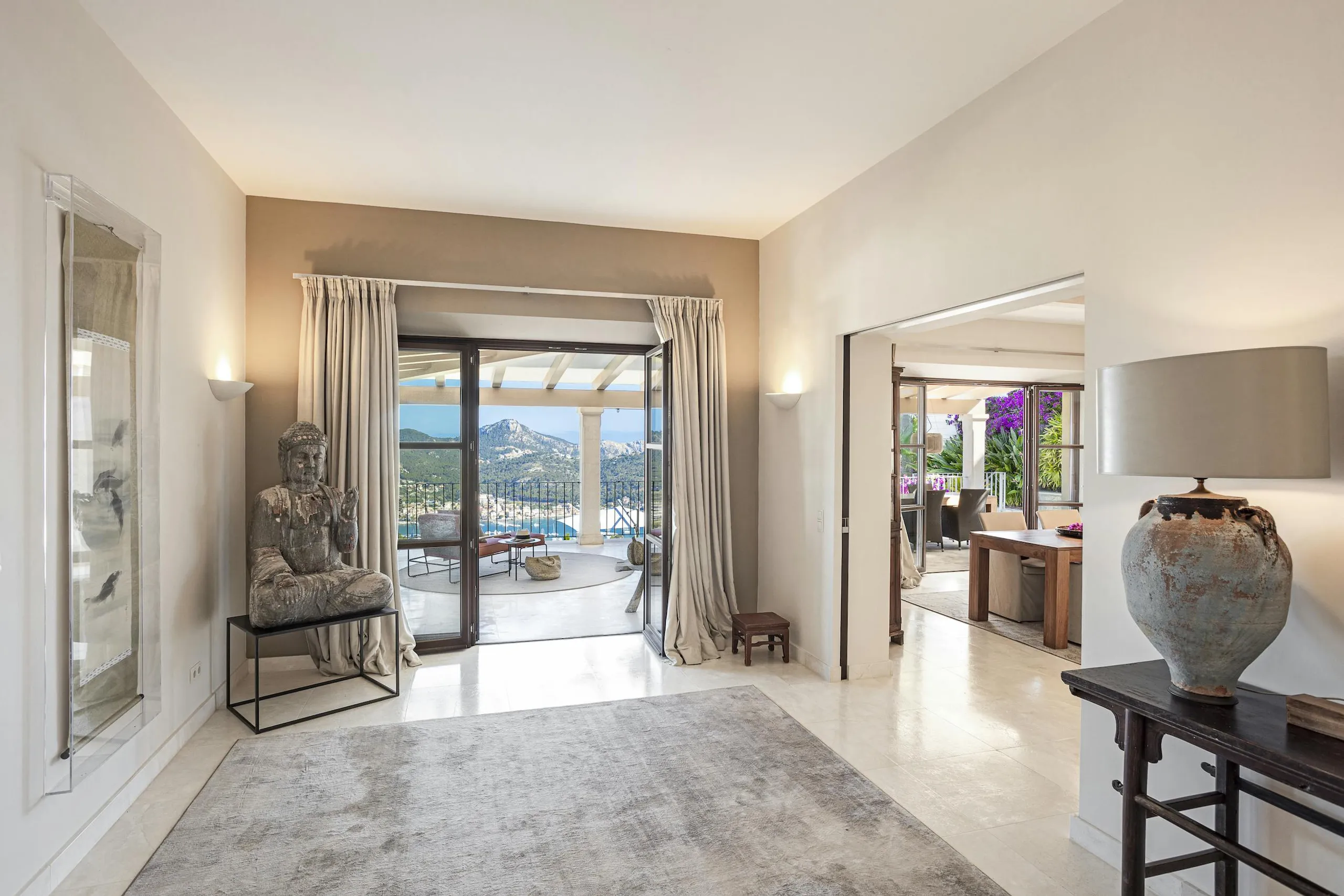 Abundant Oceanview Villa with Fireplace, Infinity Pool, and Fitness Room — photograph 12