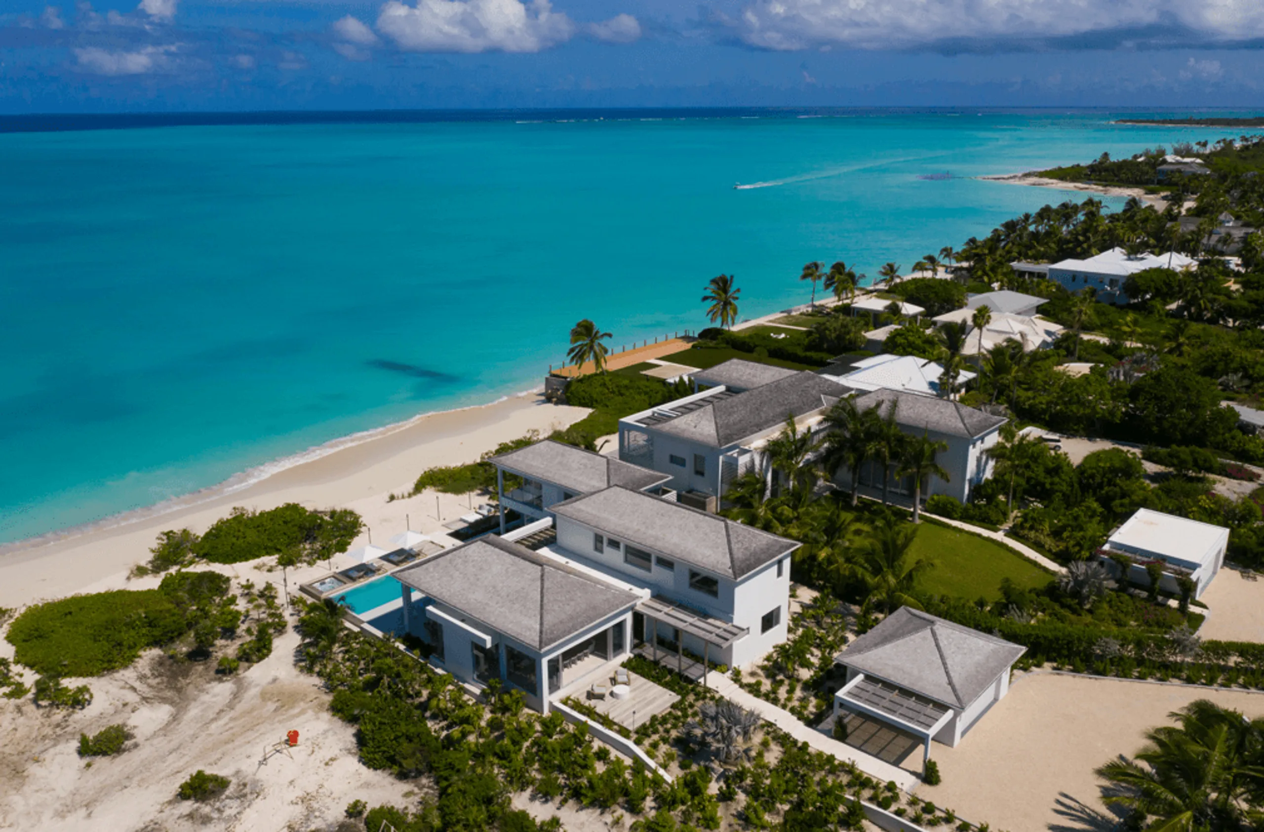 Extraordinary Villa with Caribbean Contemporary Design and Stunning Beachfront — photograph 9