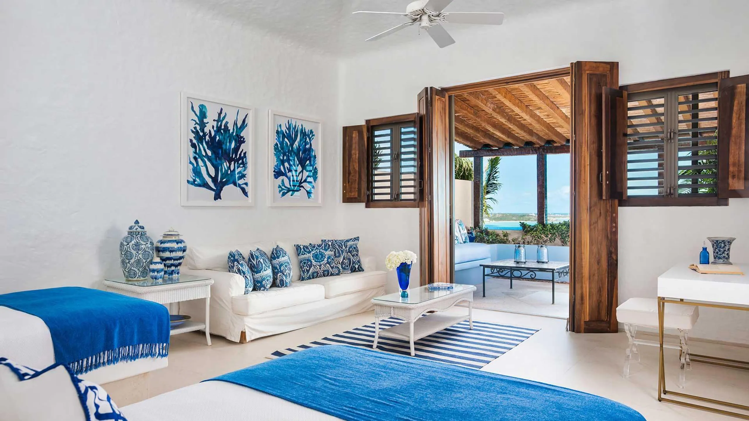 Hilltop Grand Luxury Estate with 360 Degree Views Infinity Pool and Private Cove — photograph 7