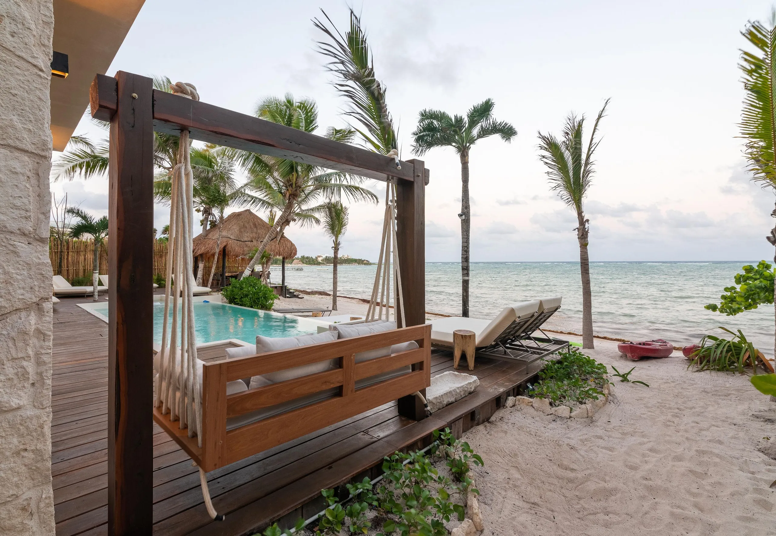 Beautiful Beachfront Estate with Infinity Pool and Ocean Views — photograph 11