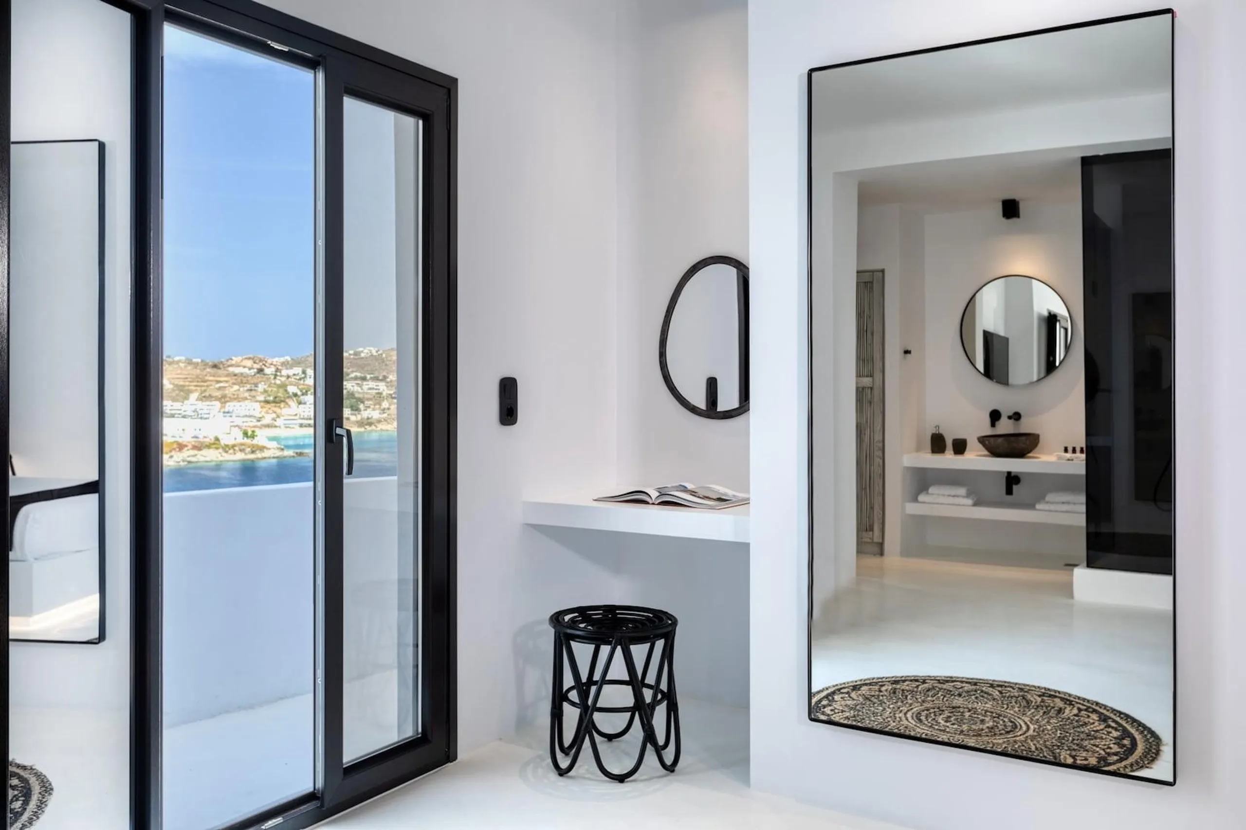 Abundant Mykonos Estate with Crystalline Pool and Jacuzzi — photograph 12