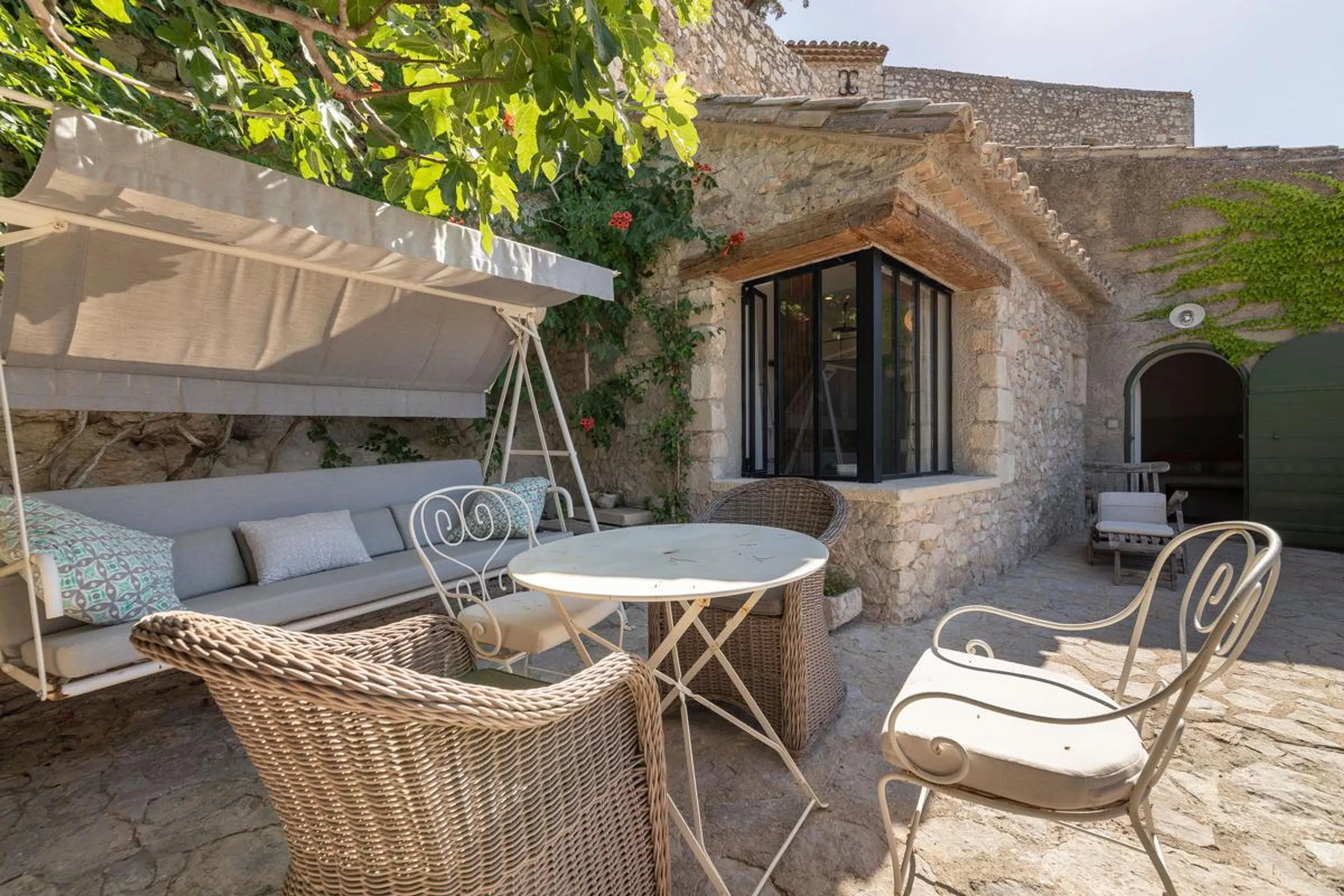Exceptional 6BR Villa with Swimming Pool and Glorious Mountain Views — photograph 8