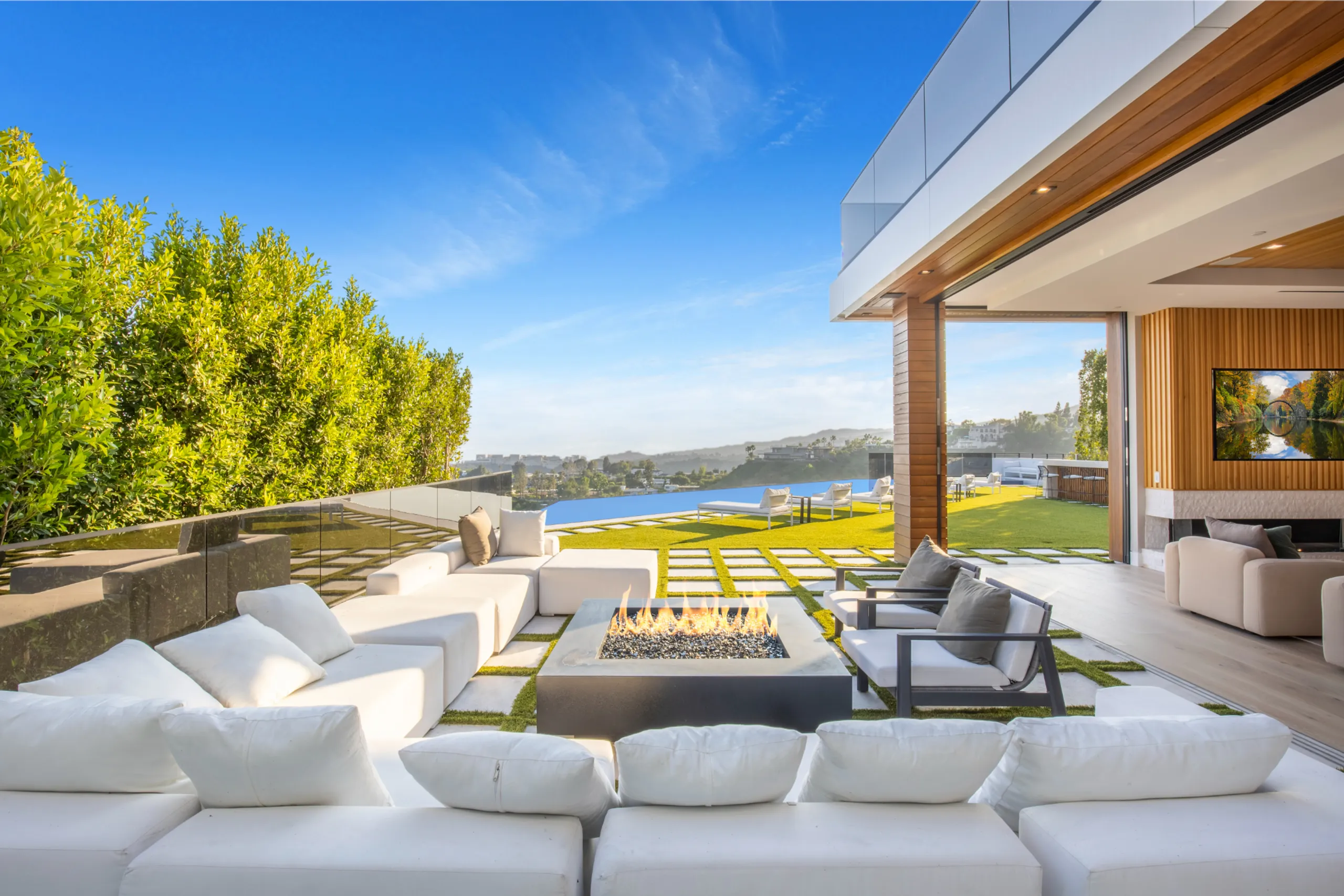 Prestigious Bel-Air Villa with Spa, Theater, & Seamless Indoor/Outdoor Spaces — photograph 3