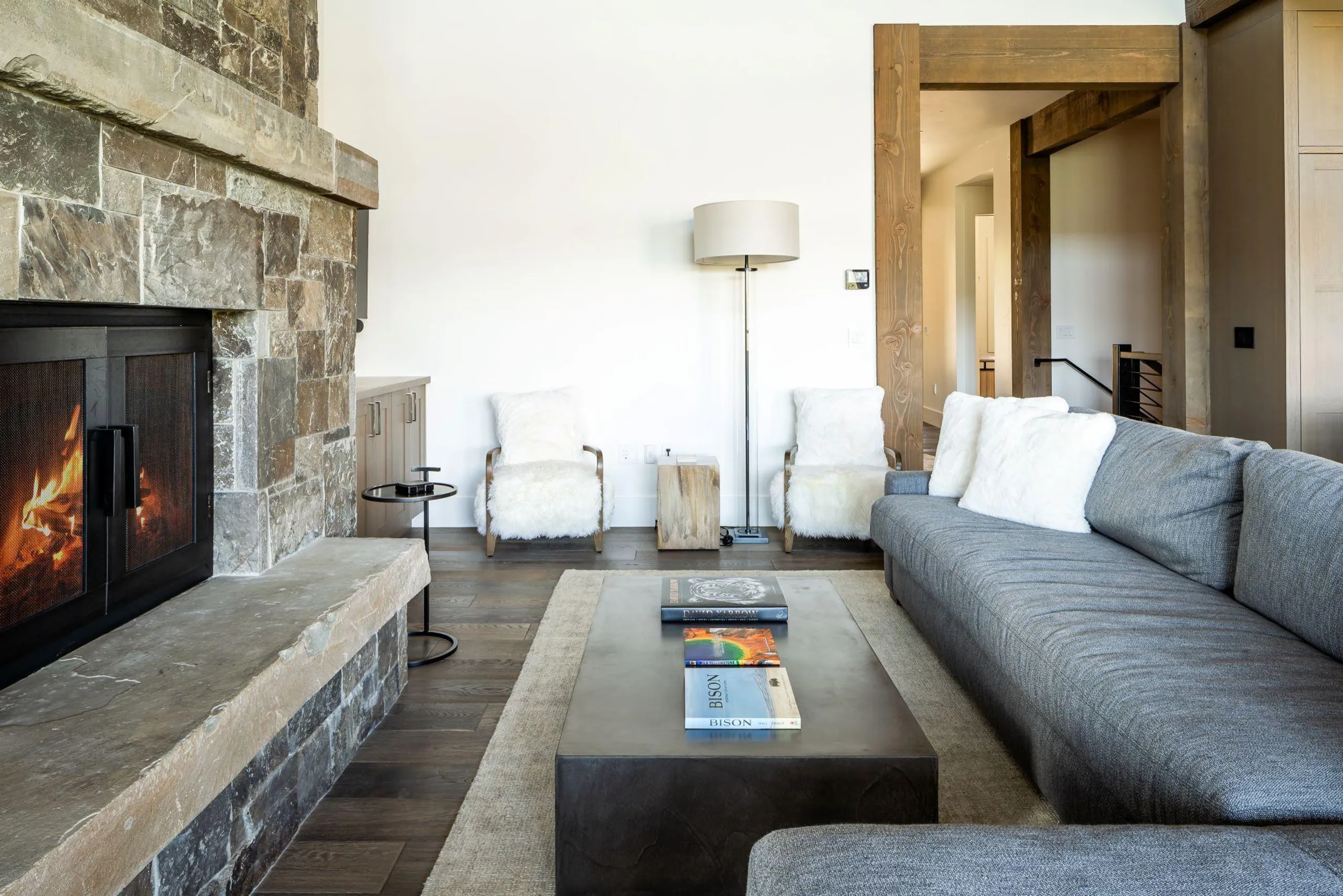 Big Sky Vista Residence with Breathtaking Mountain Views, Fire Pit and Hot Tub — photograph 9
